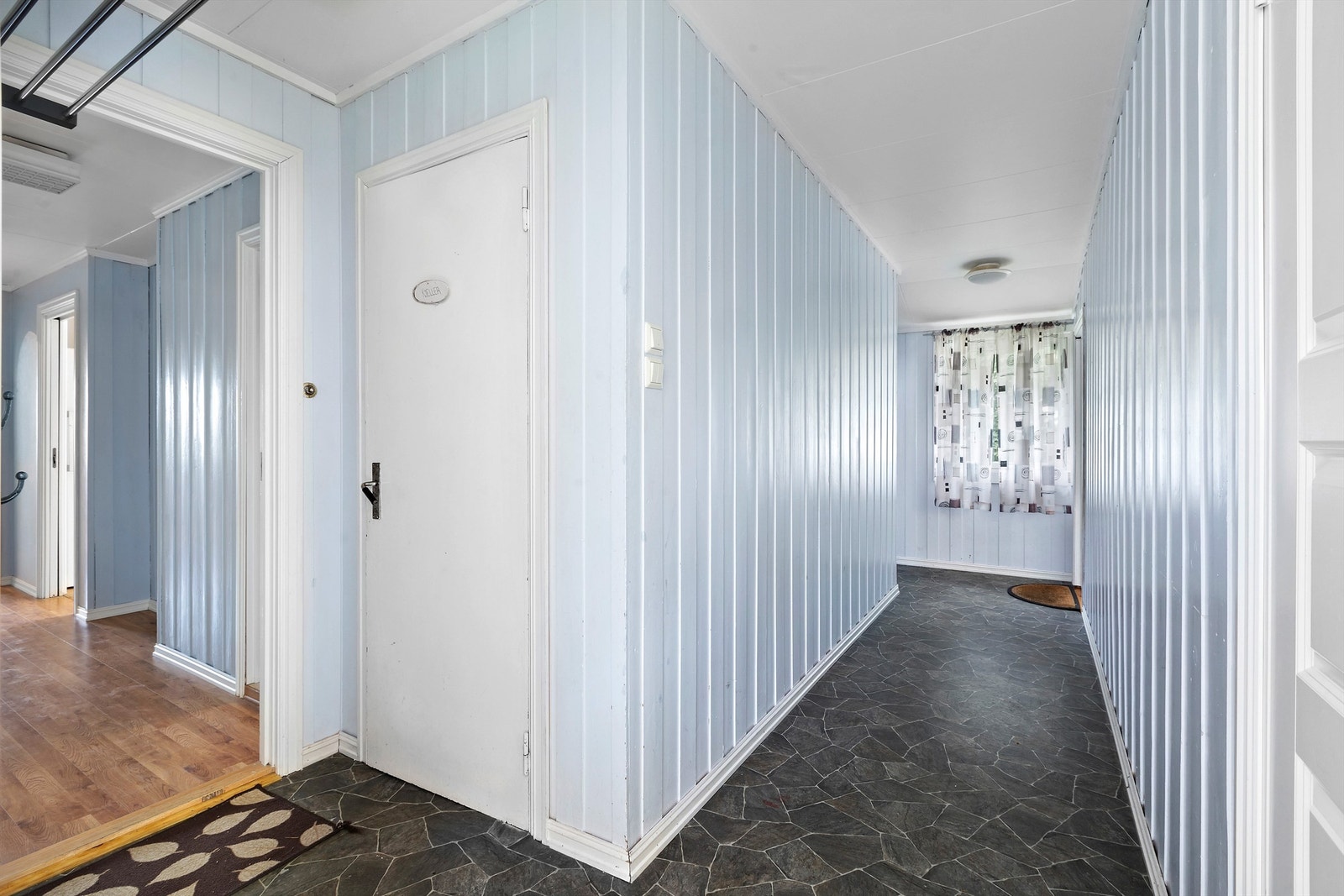 Hall er fellesareal med den andre seksjonen. Her er det trapp til kjeller og seksjonen i 2. etasje. Galleribilde