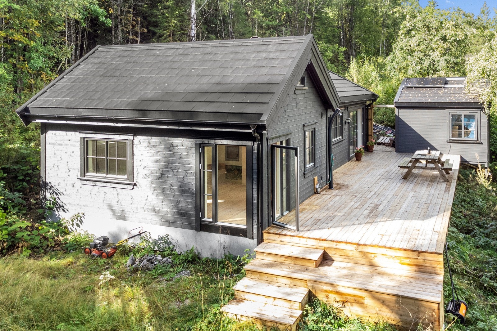 Det er montert manuell vannpumpe og utedusj på terrassen. Galleribilde