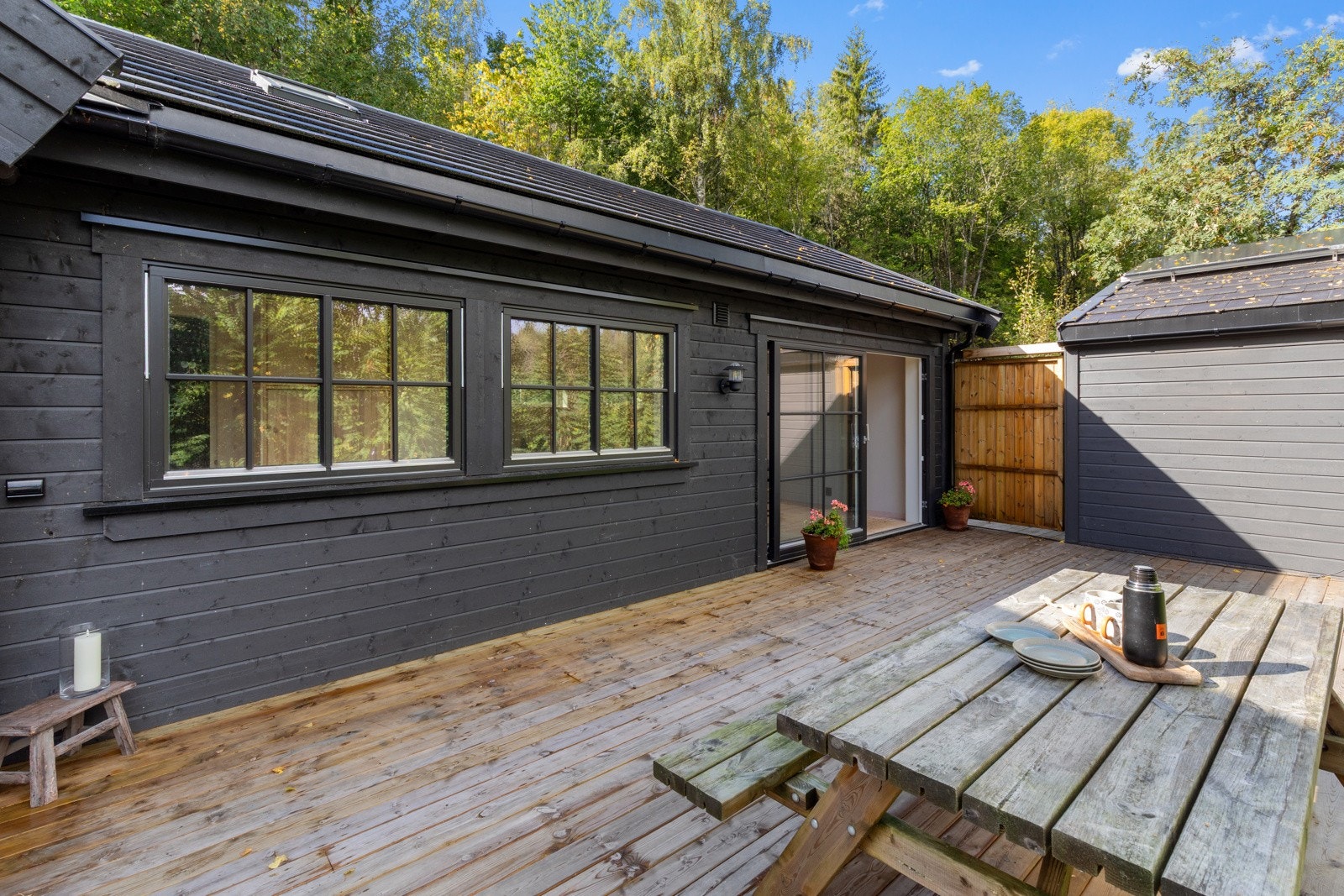 Strøm via solceller som er montert på taket av utvendig bod. Galleribilde