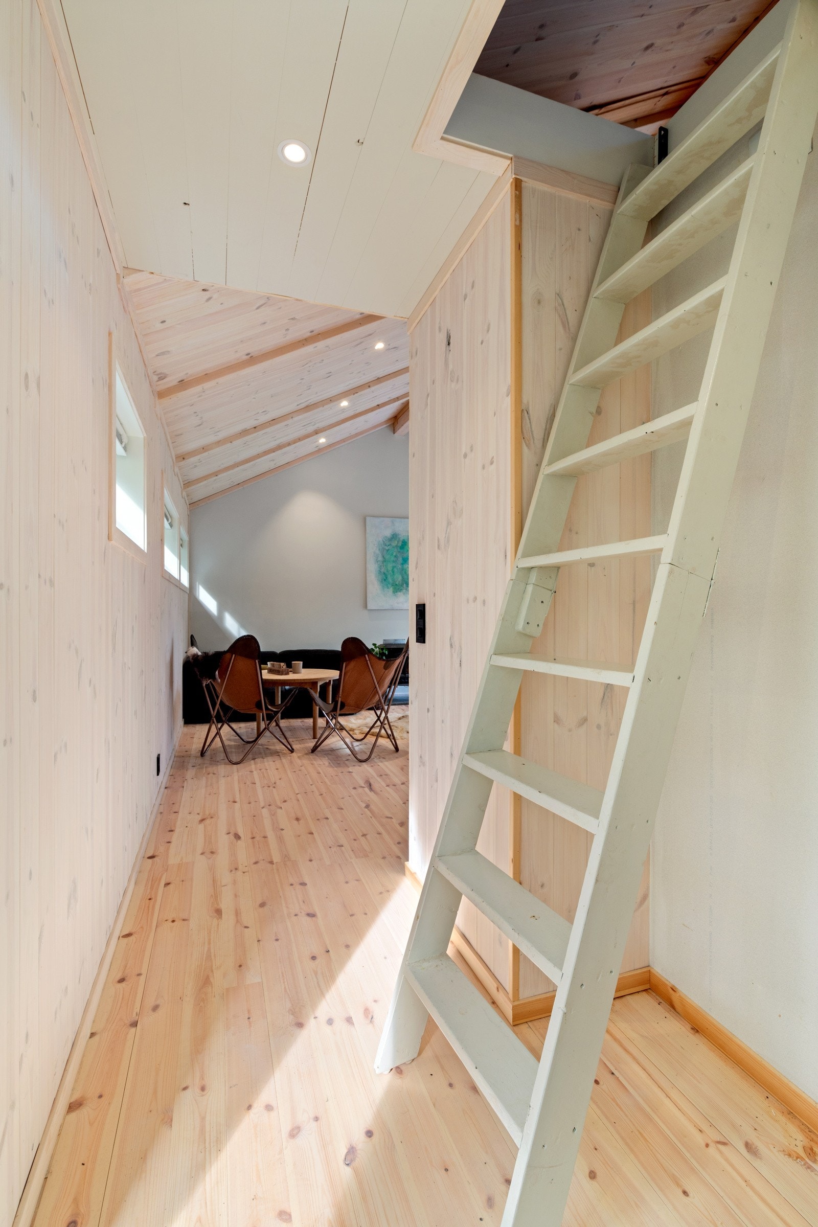 Koselig entre med tilkomst til stuen, og stige opp til en praktisk hems. Galleribilde
