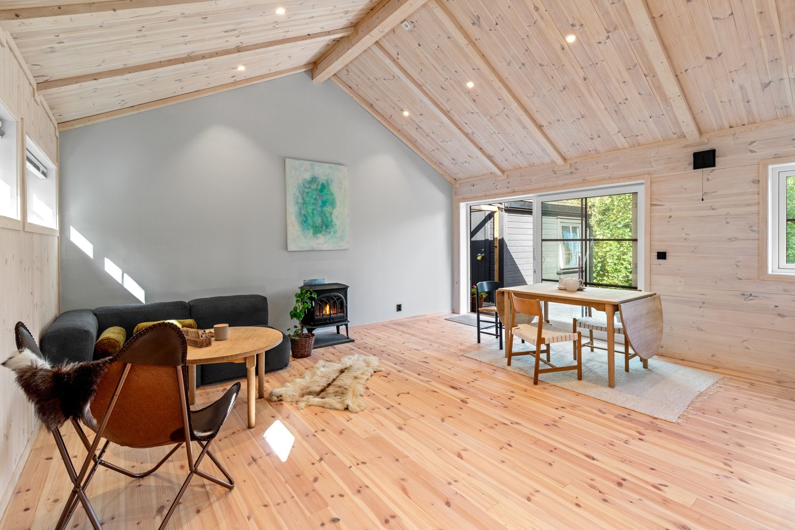 Åpen stue med god plass til både sofagruppe og spisebord. Galleribilde