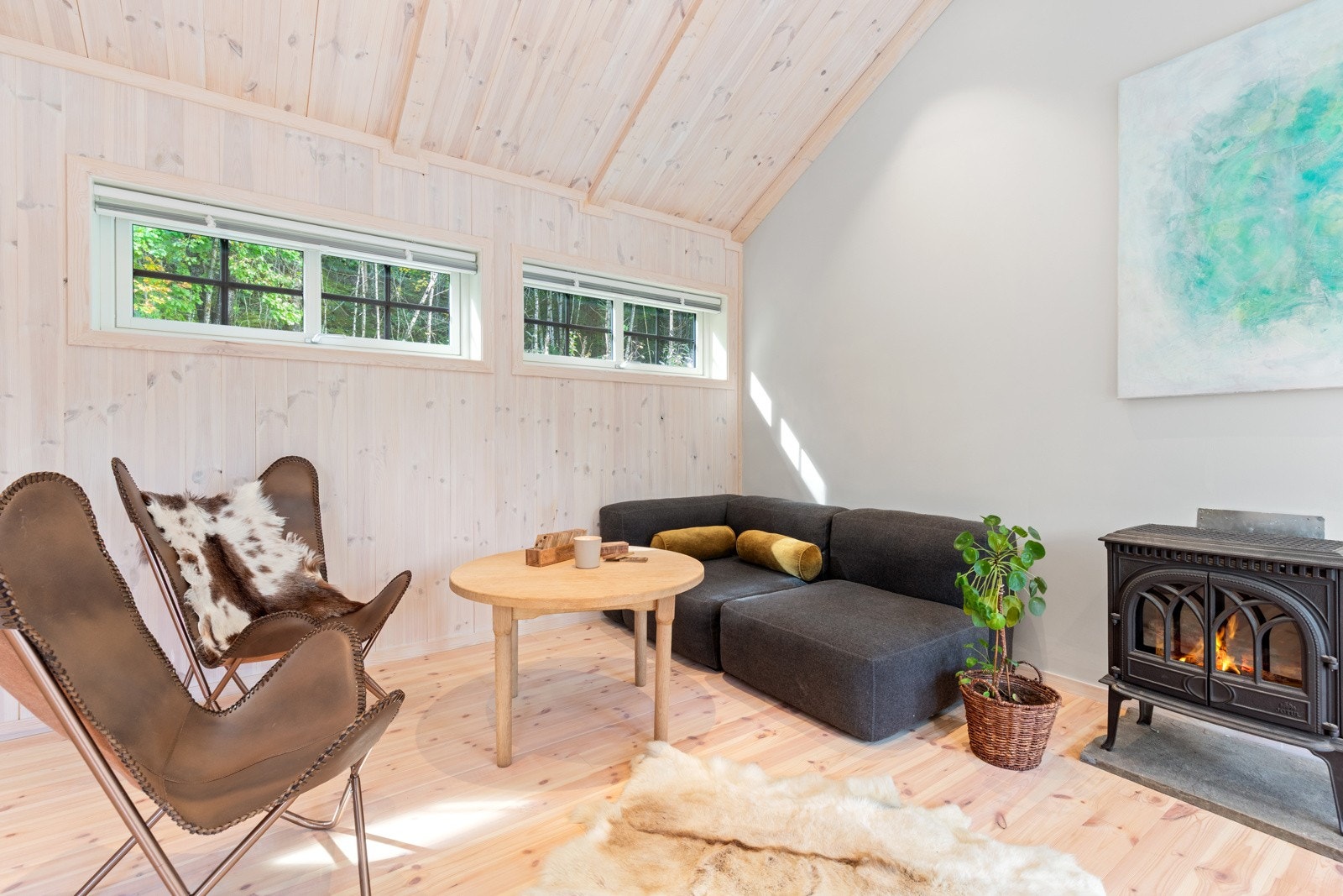 Koselig sittegruppe ved peisen. Galleribilde