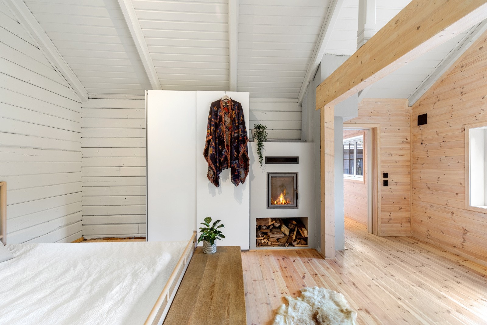 Det er god oppbevaringsplass i montert skyvedørsgarderobe. Galleribilde