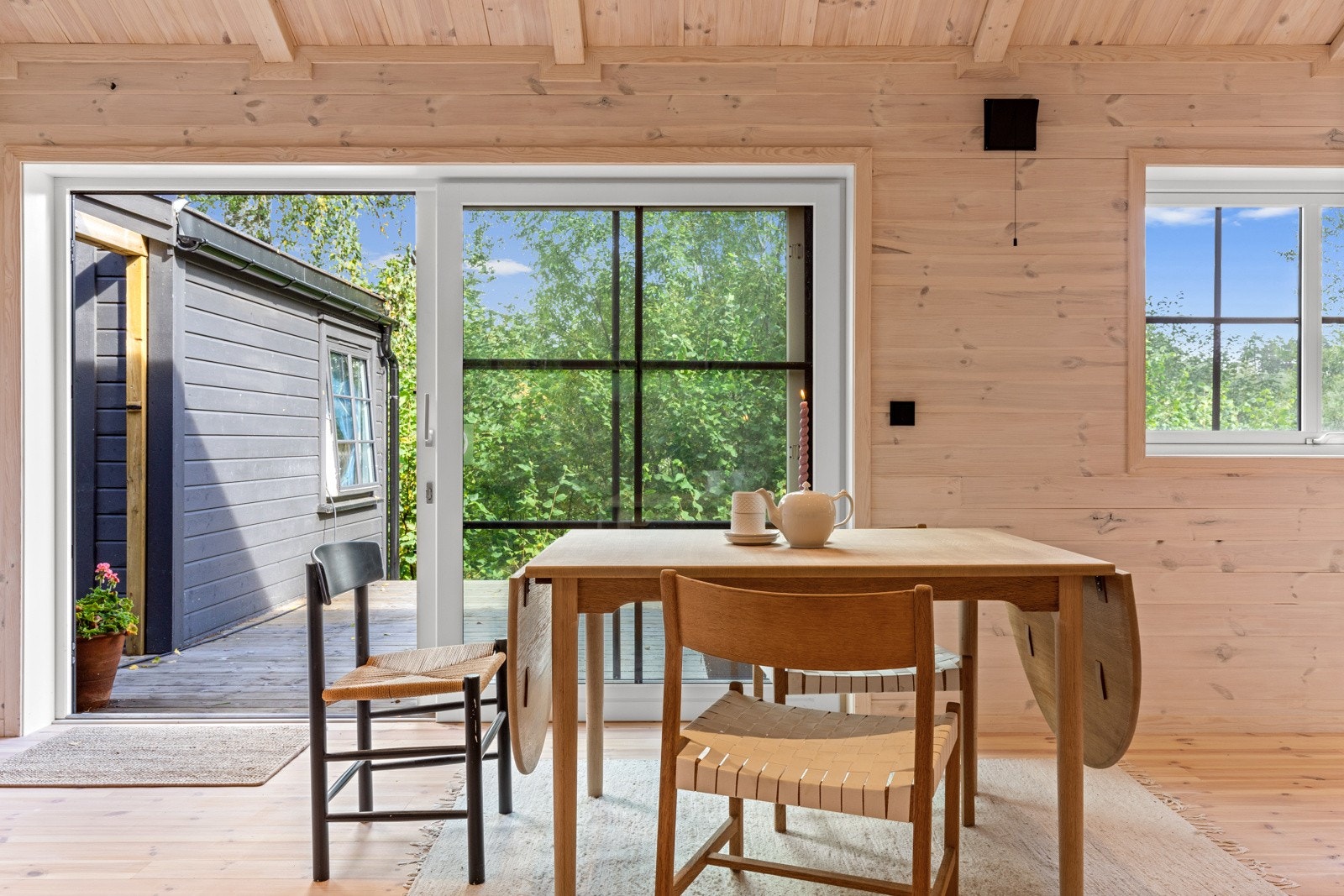 Fra spisestuen har du utgang til en stor terrasse på hele 46 kvm. Galleribilde