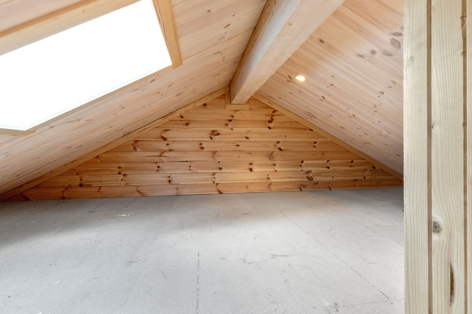 Fra hemsen er det montert vindu i taket, slik at man kan nyte synet av stjernehimmelen om kveldene. Galleribilde