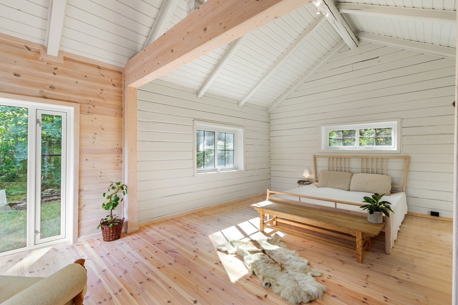 Stort soverom med rikelig naturlig lysinnslipp. Galleribilde