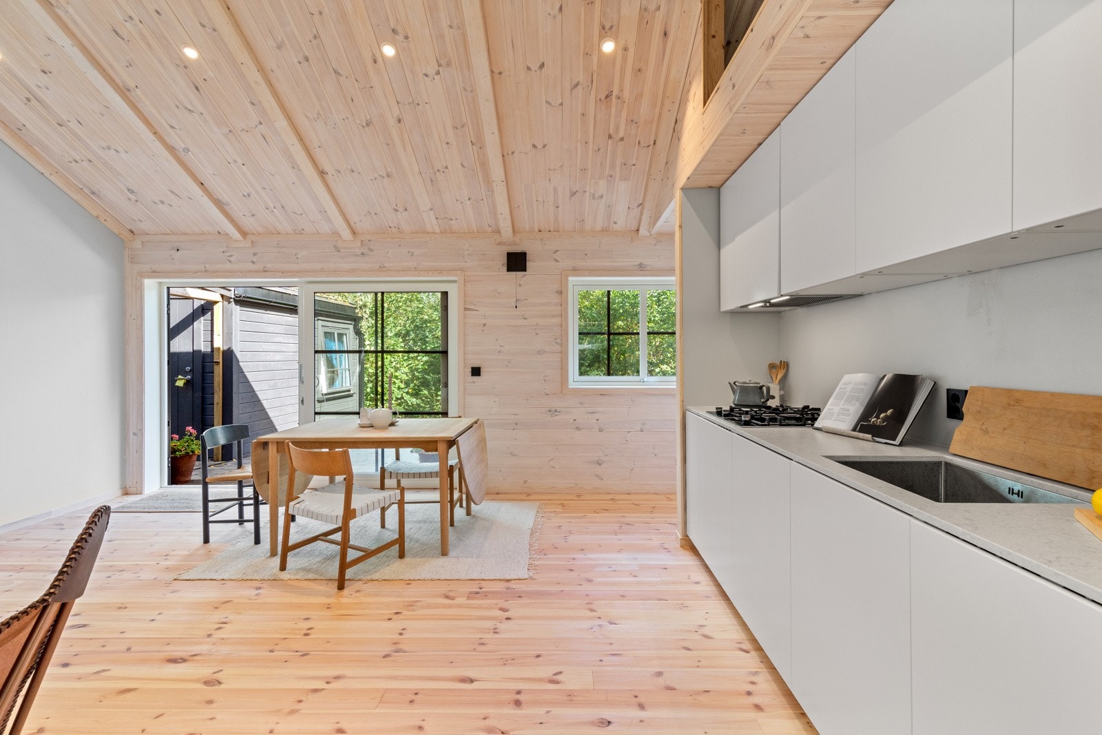 På kjøkkenet er det investert i vannrør som ligger klart til fremtidig påkobling. Galleribilde