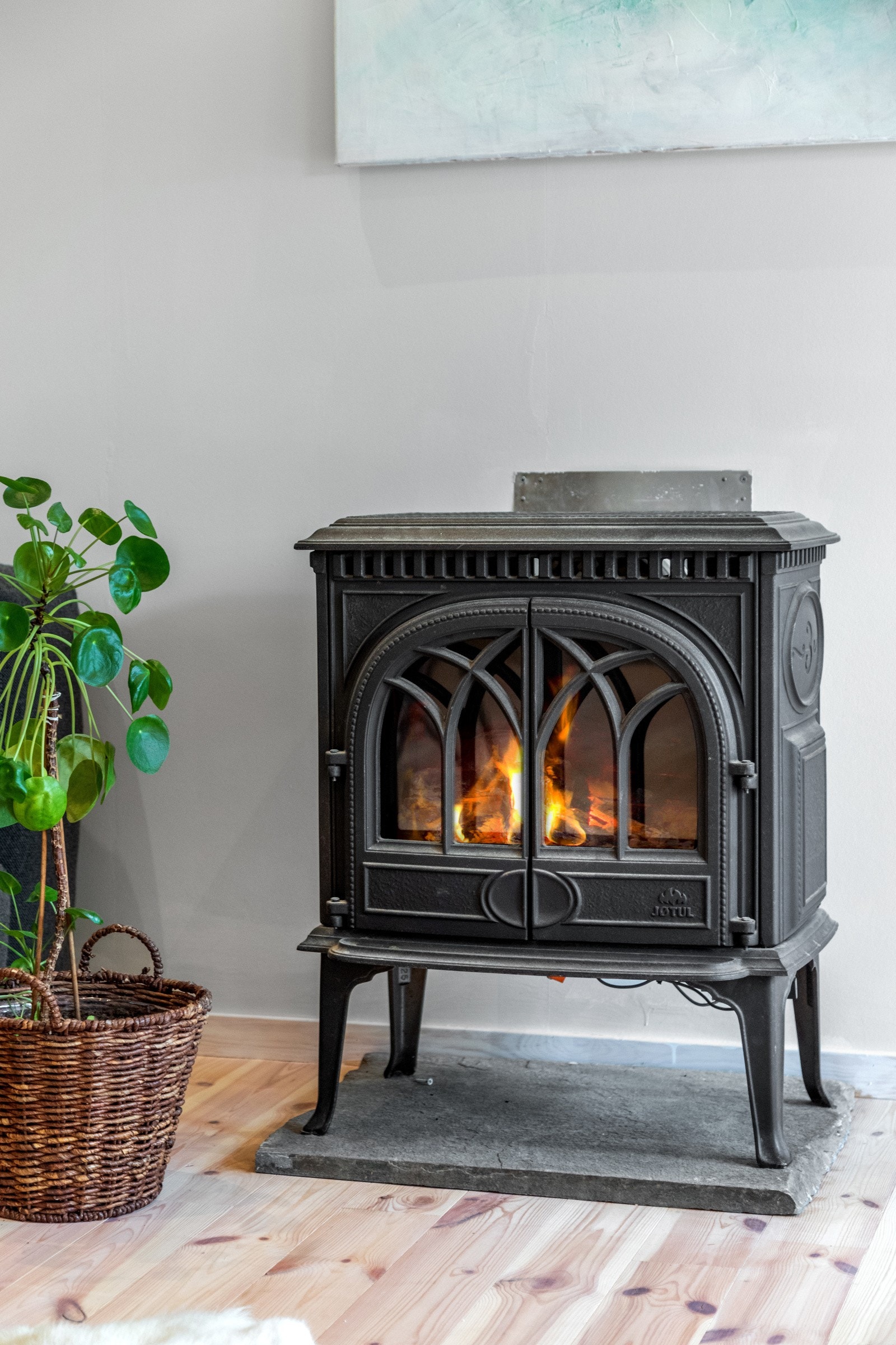 Gasspeis fra Jøtul er installert i stuen. Denne må kun kobles til gass. Galleribilde