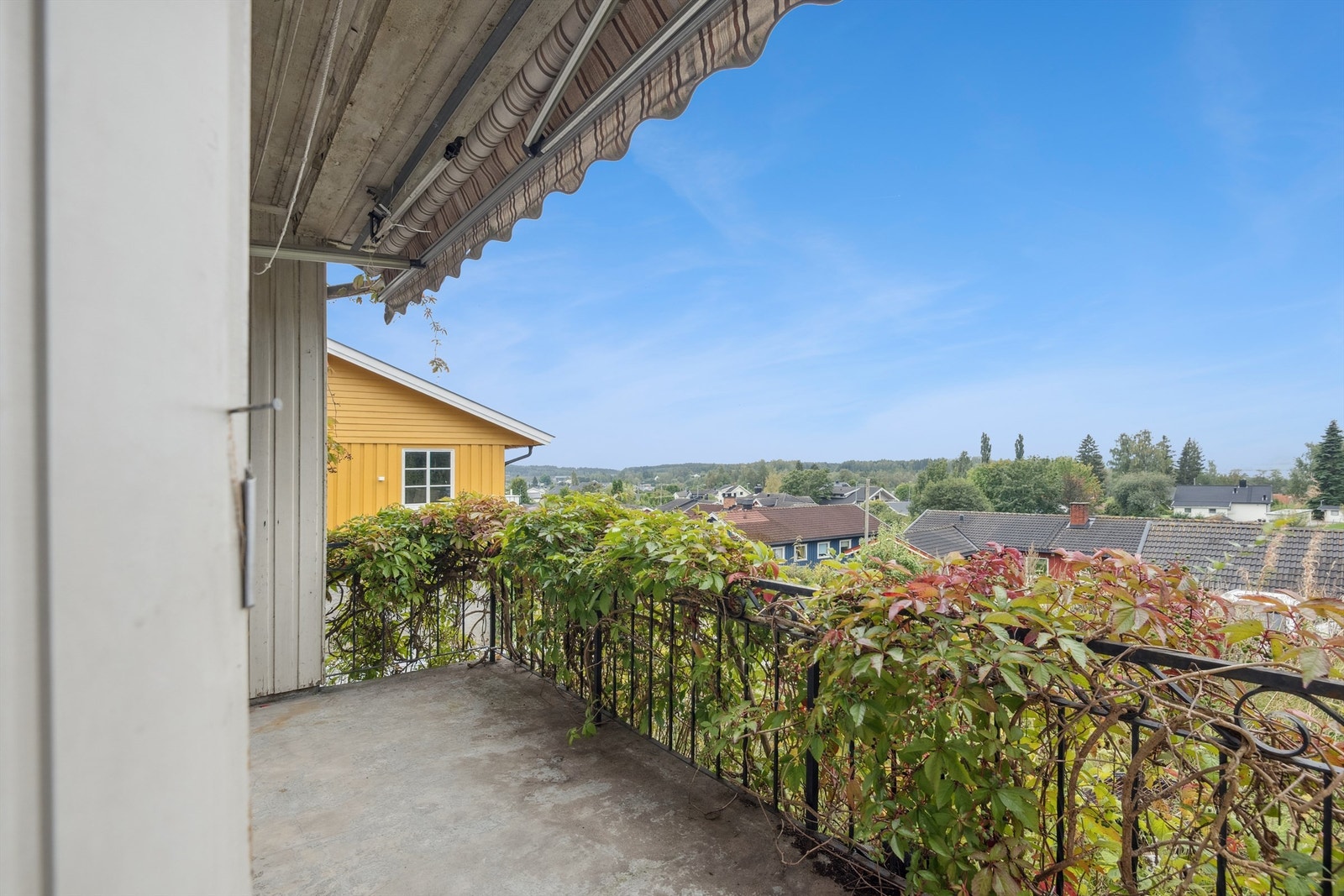 Fra den sørvendte terrassen har man en åpen og fin utsikt over nabolaget Galleribilde