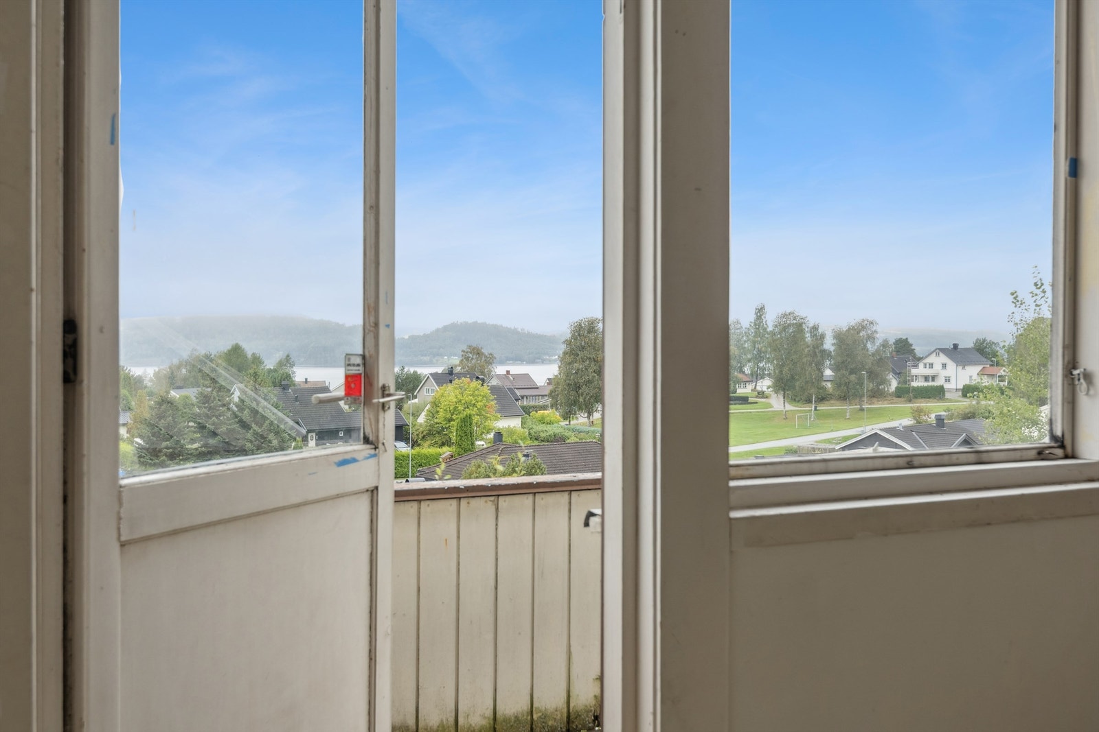 Utsikten fra andre etasje gir et fint overblikk over de grønne og rolige omgivelsene Galleribilde