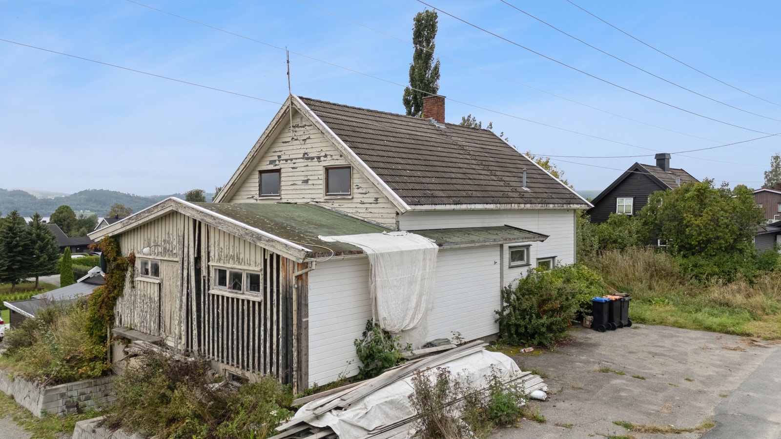 Boligen har betydelige oppgraderingsbehov, og anses som helt eller delvis kondemnabel. Galleribilde