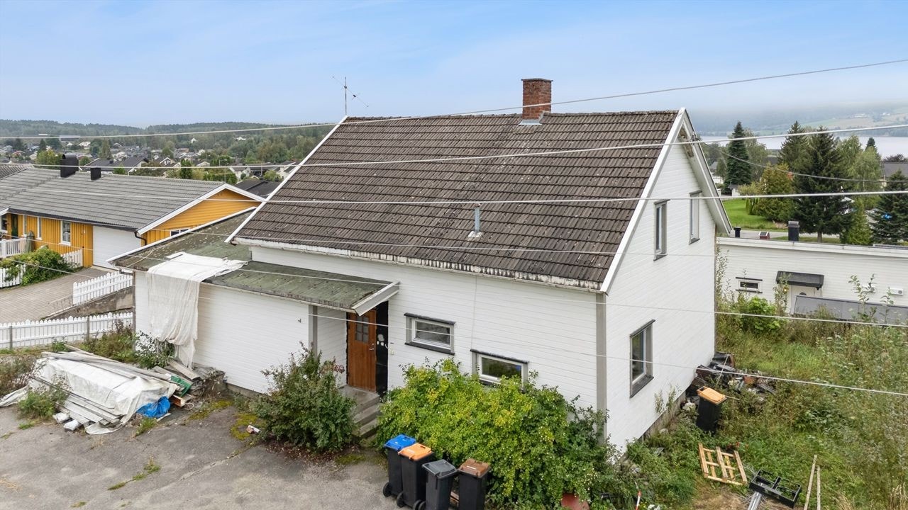 Velkommen til Kongsvegen 65A, en eldre enebolig med store oppgraderingsbehov nær Mørkved. Galleribilde