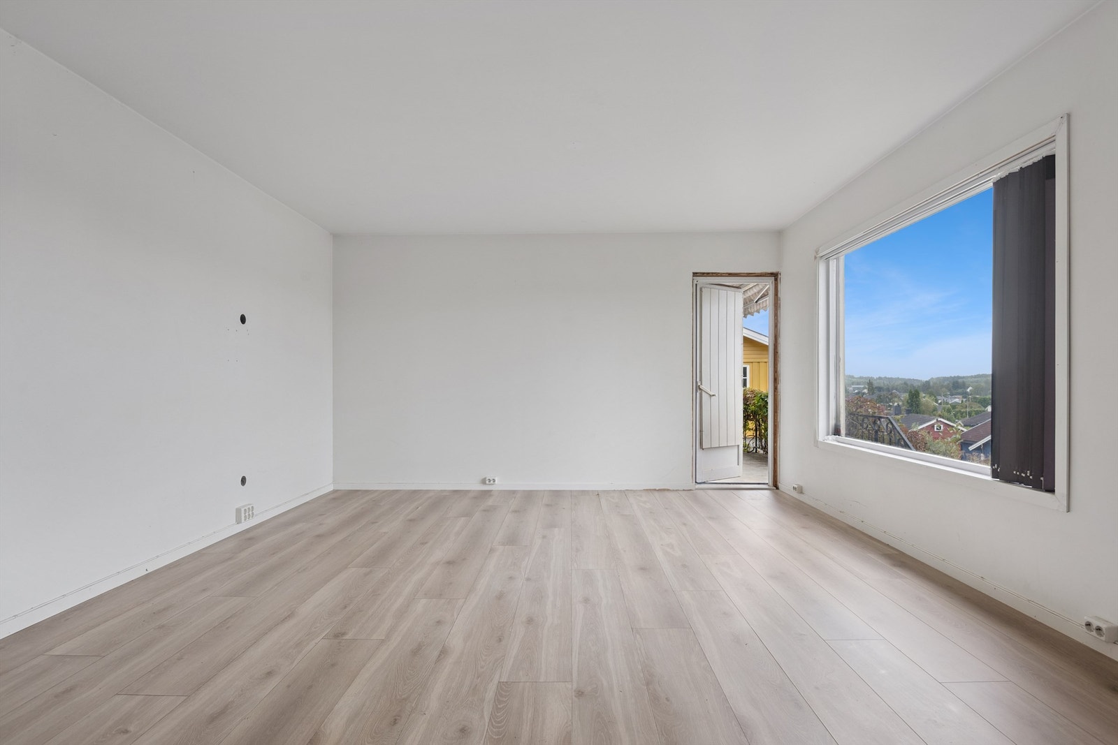 Fra stuen er det direkte utgang til terrassen Galleribilde