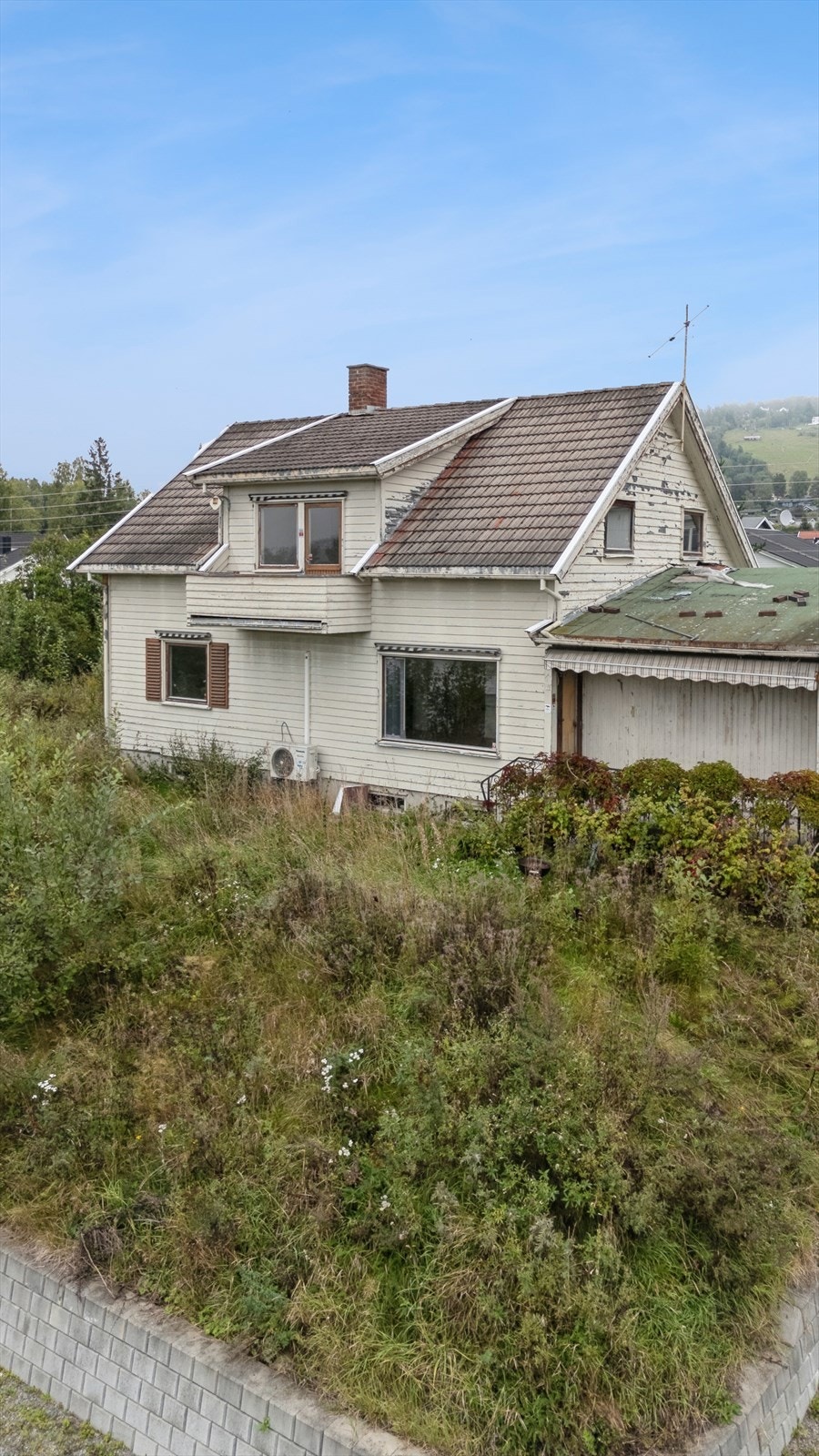 Tomten har en svak helling, noe som gir en fin oversikt over det omkringliggende nabolaget Galleribilde