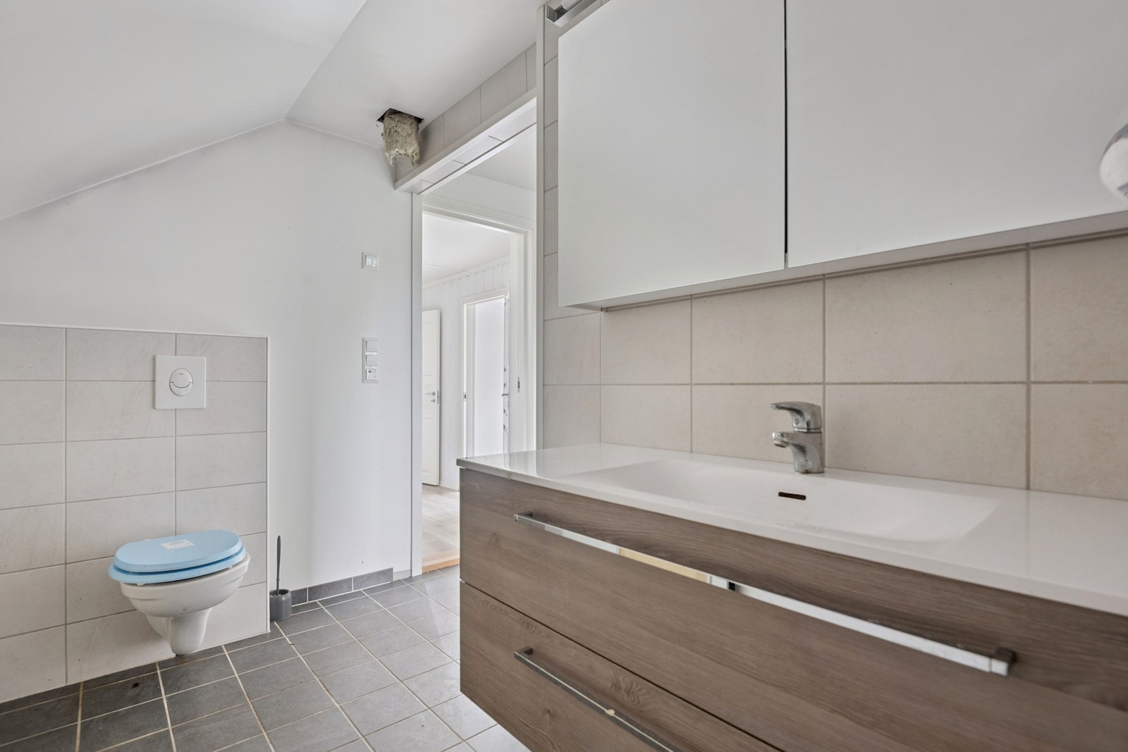 Badet er klargjort for modernisering, med vegghengt toalett og en moderne servantinnredning Galleribilde