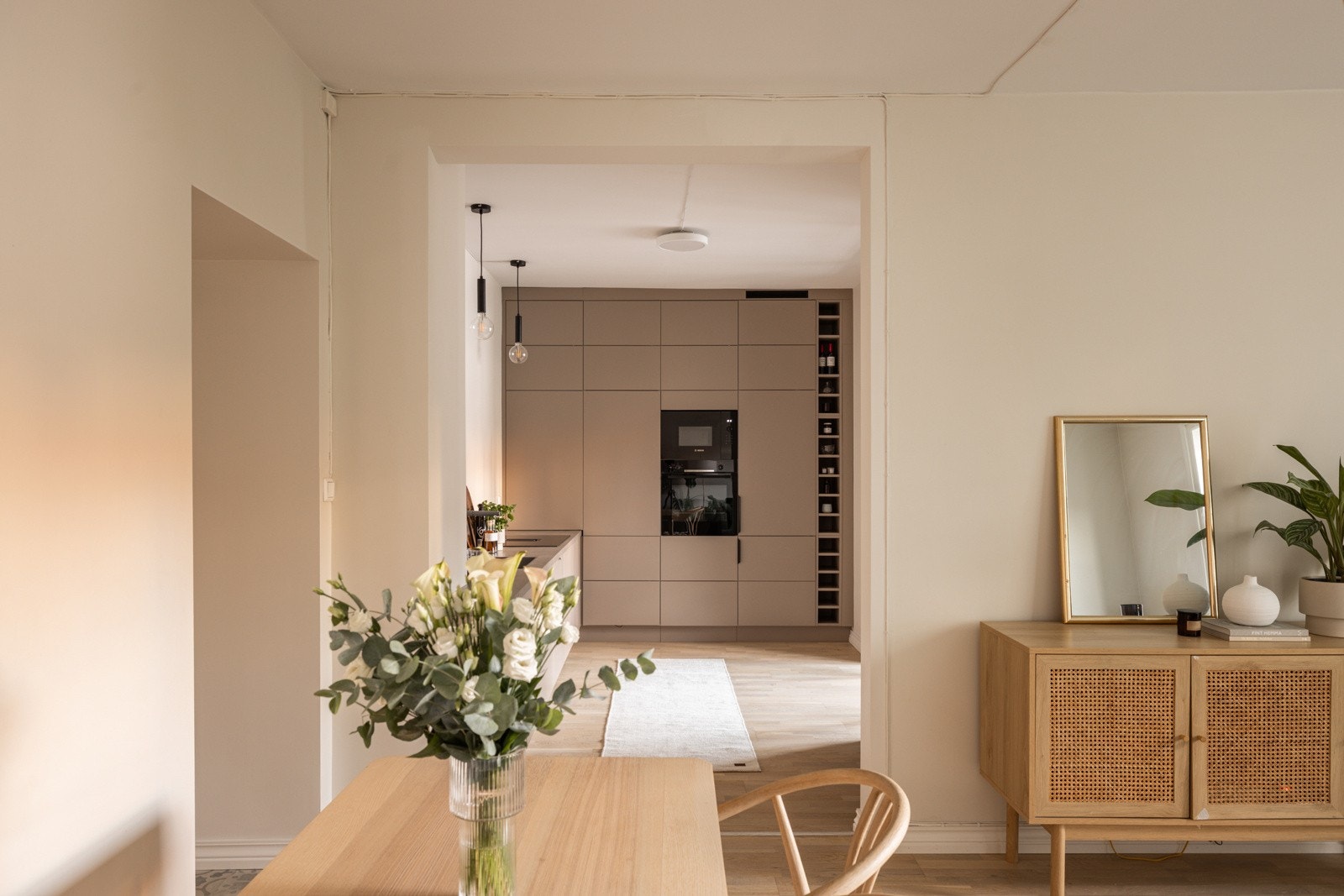 Leiligheten fremstår moderne med parkett som harmonerer fint med de lysmalte veggene Galleribilde
