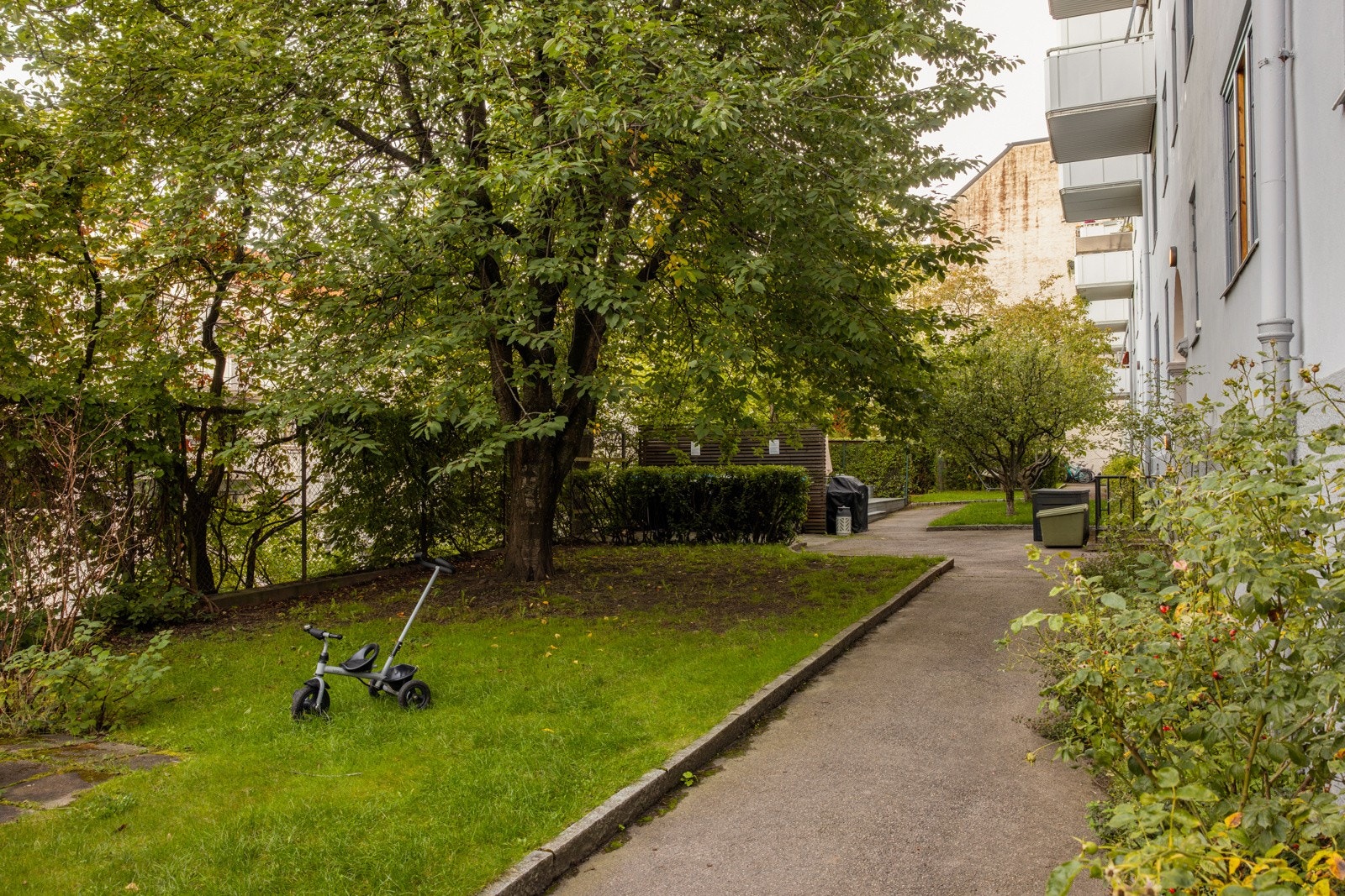 Hyggelig uteområde med god plass for lek og sosialt samvær Galleribilde