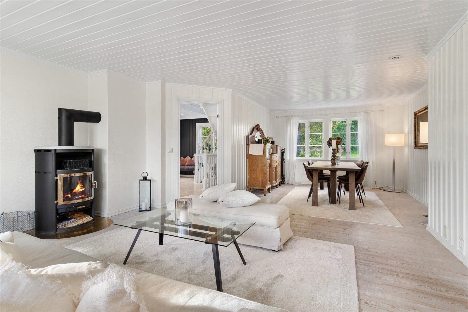 Stor og innbydende stue - et naturlig samlingspunkt for familien. Galleribilde