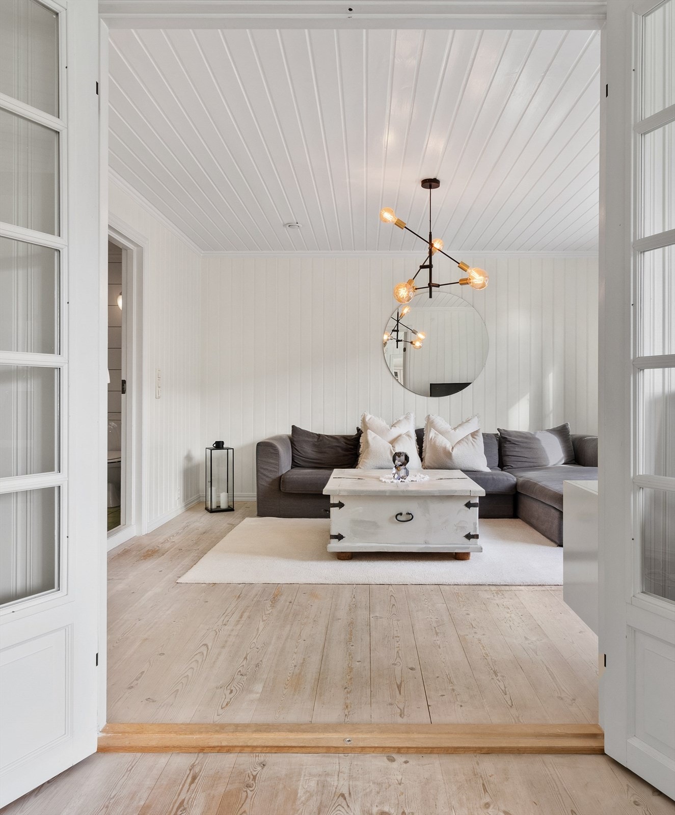 I første etasje finner vi to romslige stuer. Galleribilde