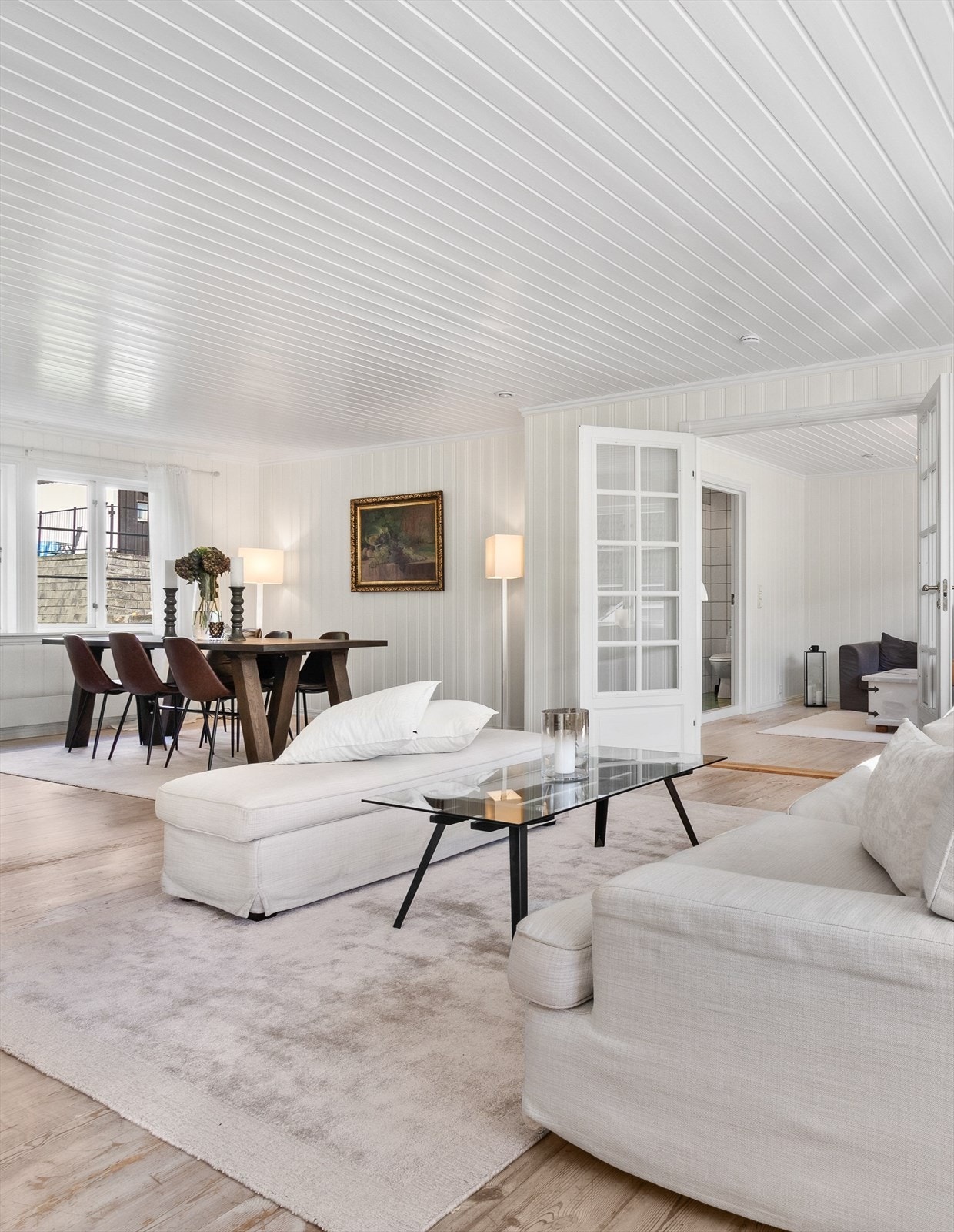 Stort, lyst og luftig allrom med flere møbleringsmuligheter. Galleribilde