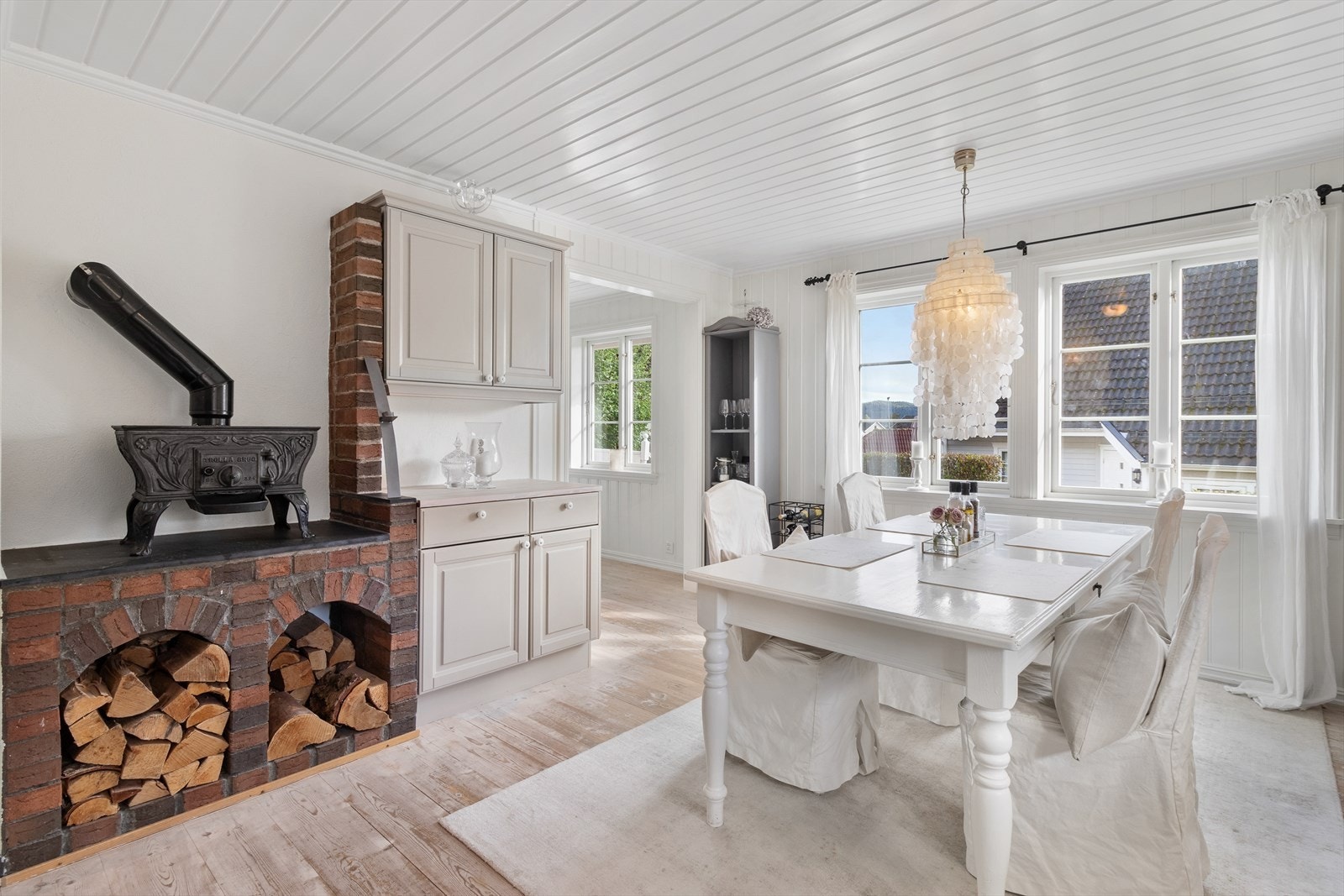 Her er det også plass til en hyggelig spisebordgruppe - perfekt for frokost og raske måltider. Galleribilde