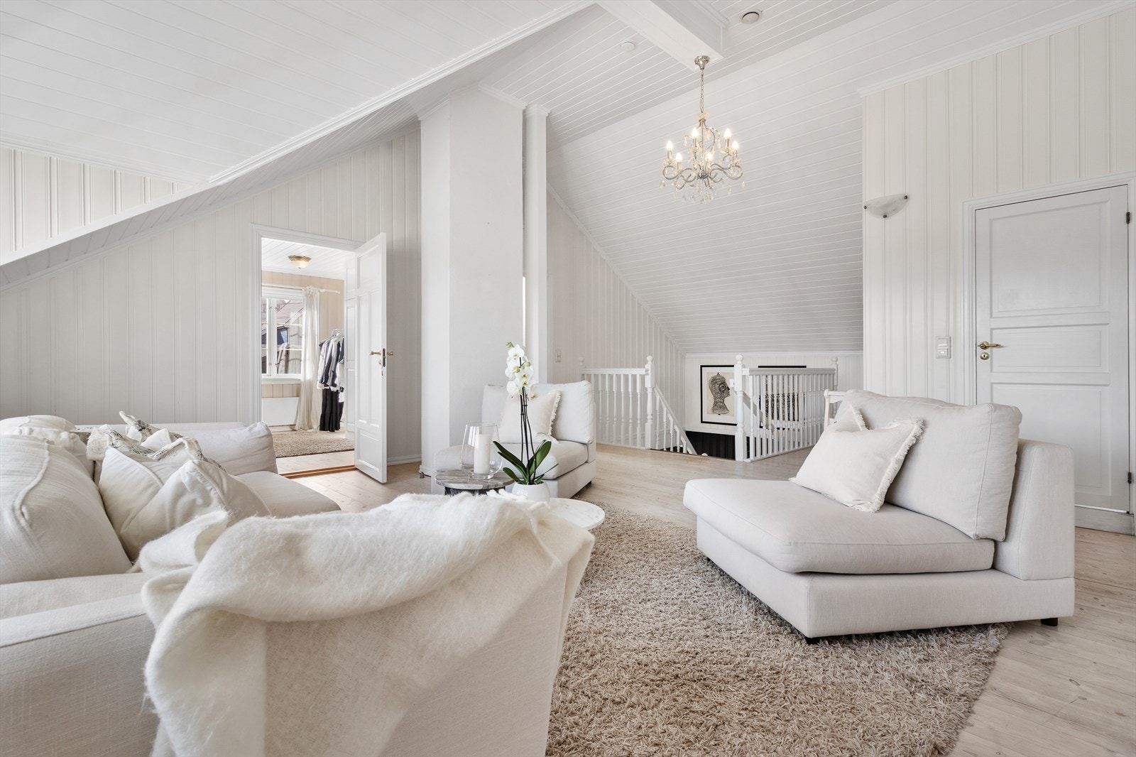 Boligen har en familievennlig planløsning med fire soverom og bad i 2.etg. Galleribilde