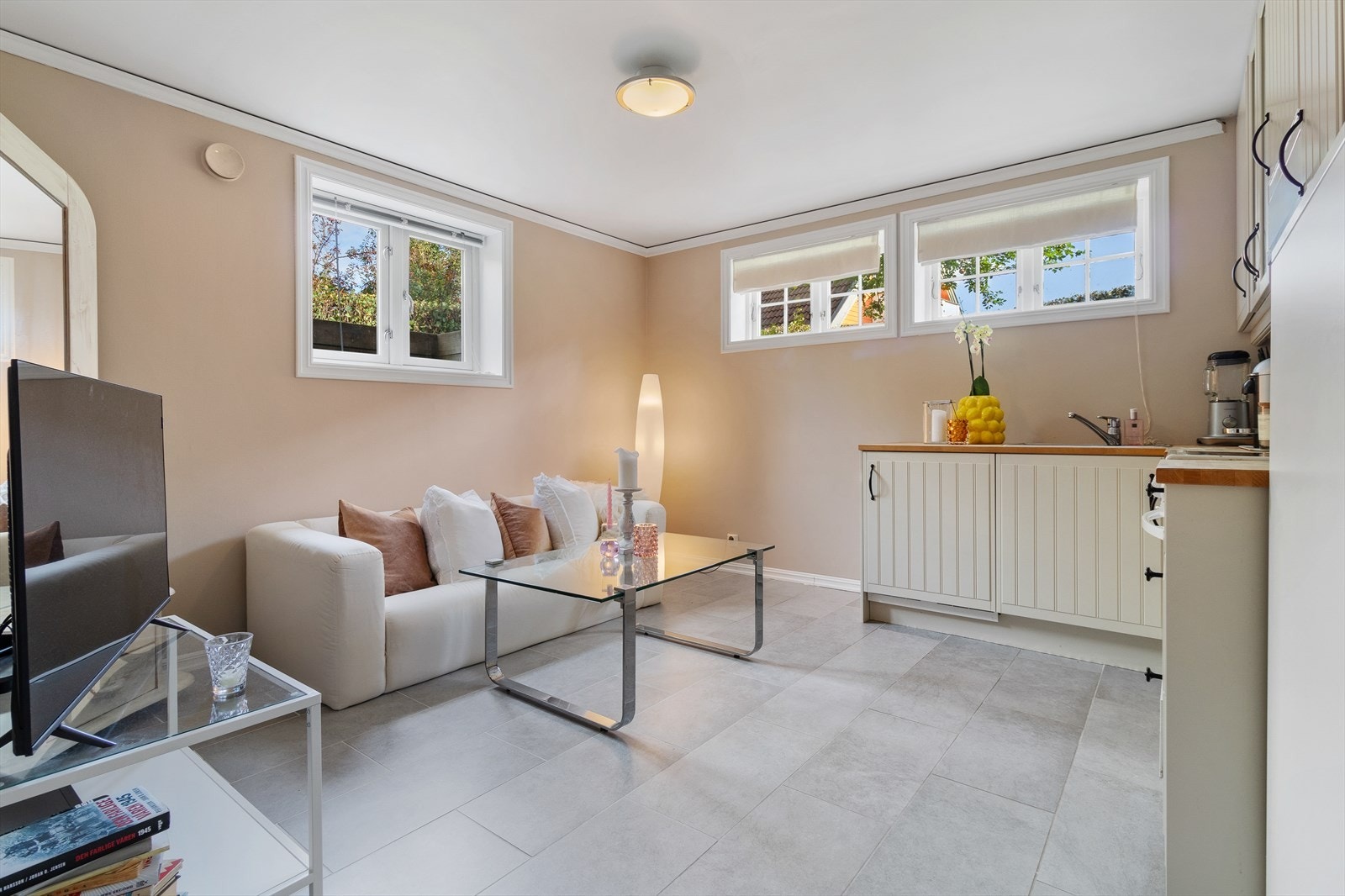 Stue/kjøkken i kjeller (ikke godkjent som varig oppholdsrom). Galleribilde