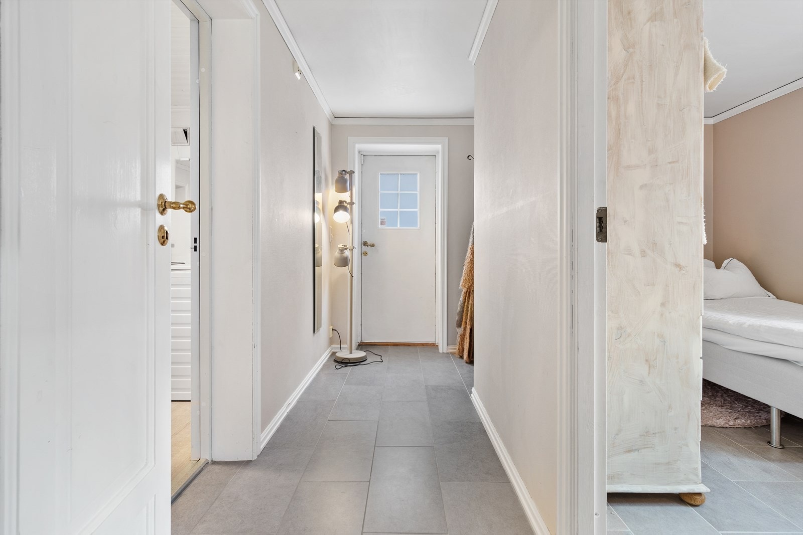 Kjeller med egen inngang. Rommene er ikke godkjent til varig opphold. Les mer i prospekt. Galleribilde