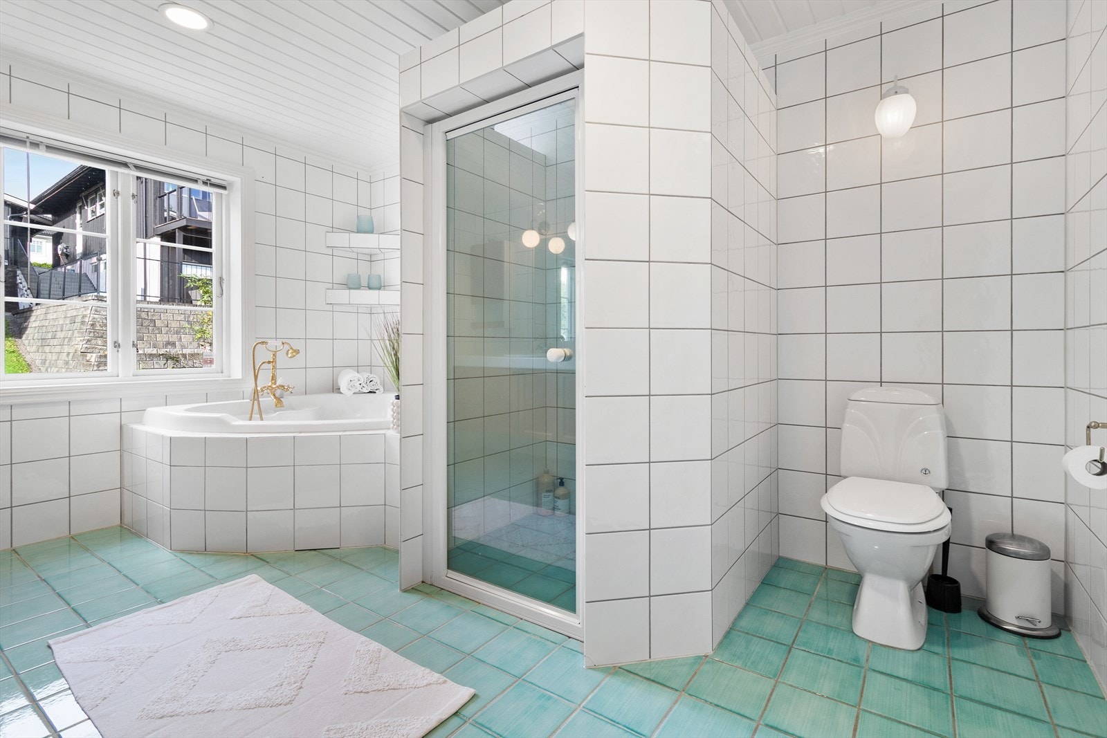 Badet er utstyrt med varmekabler i gulvet. Galleribilde