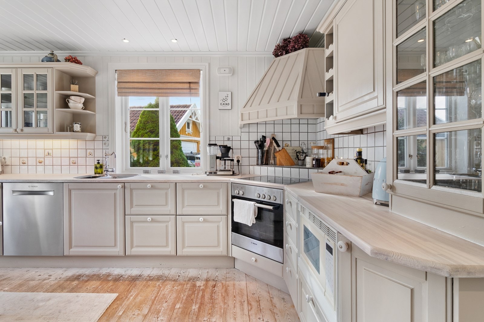 Hvitevarer består av integrert platetopp, stekeovn og mikrobølgeovn, samt plass for oppvaskmaskin og kombiskap. Galleribilde