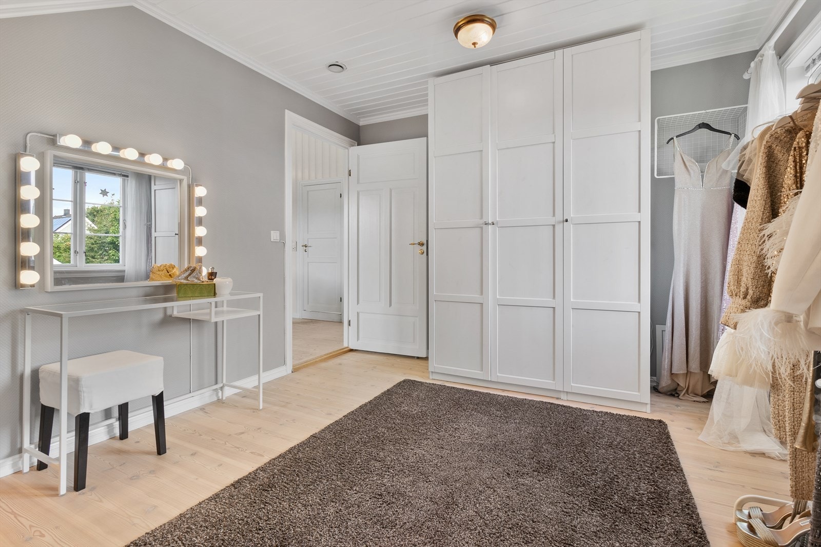God garderobeplass og plass til sminkebord eller hjemmekontor. Galleribilde