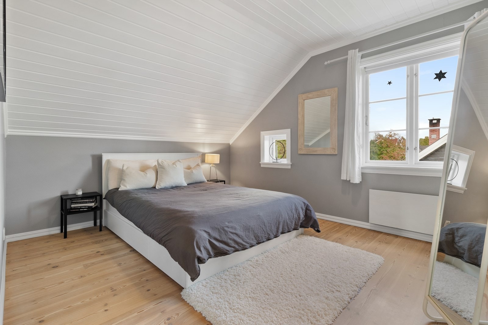 Soverom 3 - luftig rom med dobbeltseng og store vindusflater. Galleribilde