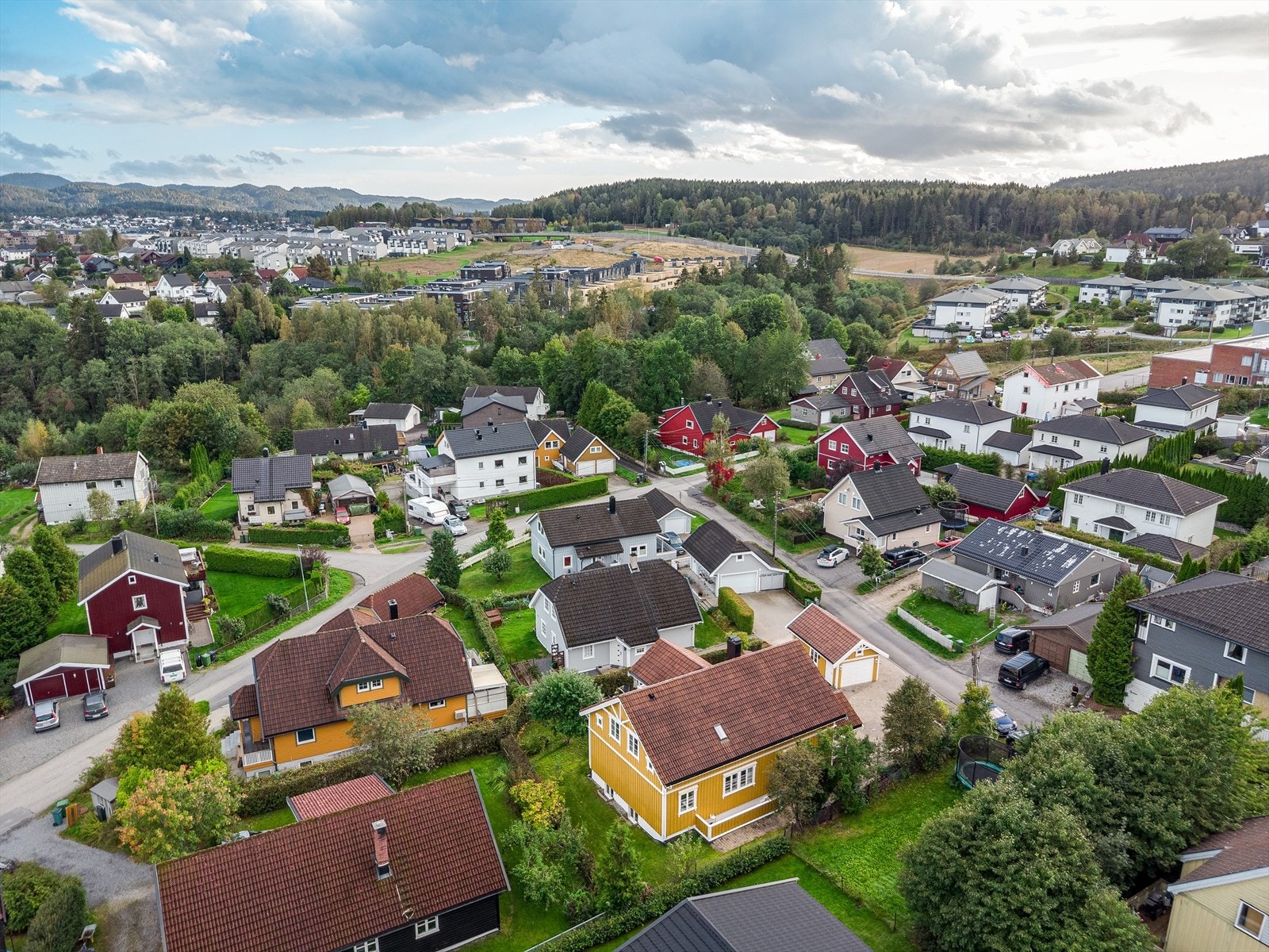 Boligen har rolig og barnevennlig beliggenhet rett ved Skjetten skole og Stav ungdomsskole. Galleribilde
