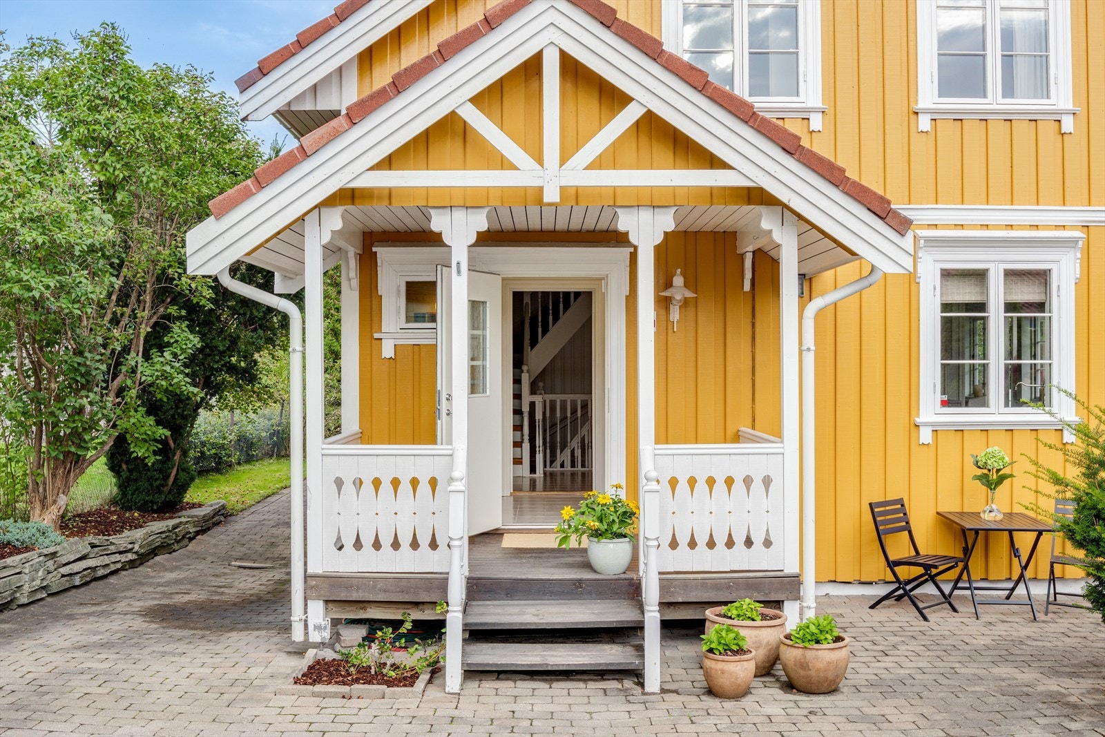 Koselig inngangsparti med overbygd inngang. Galleribilde