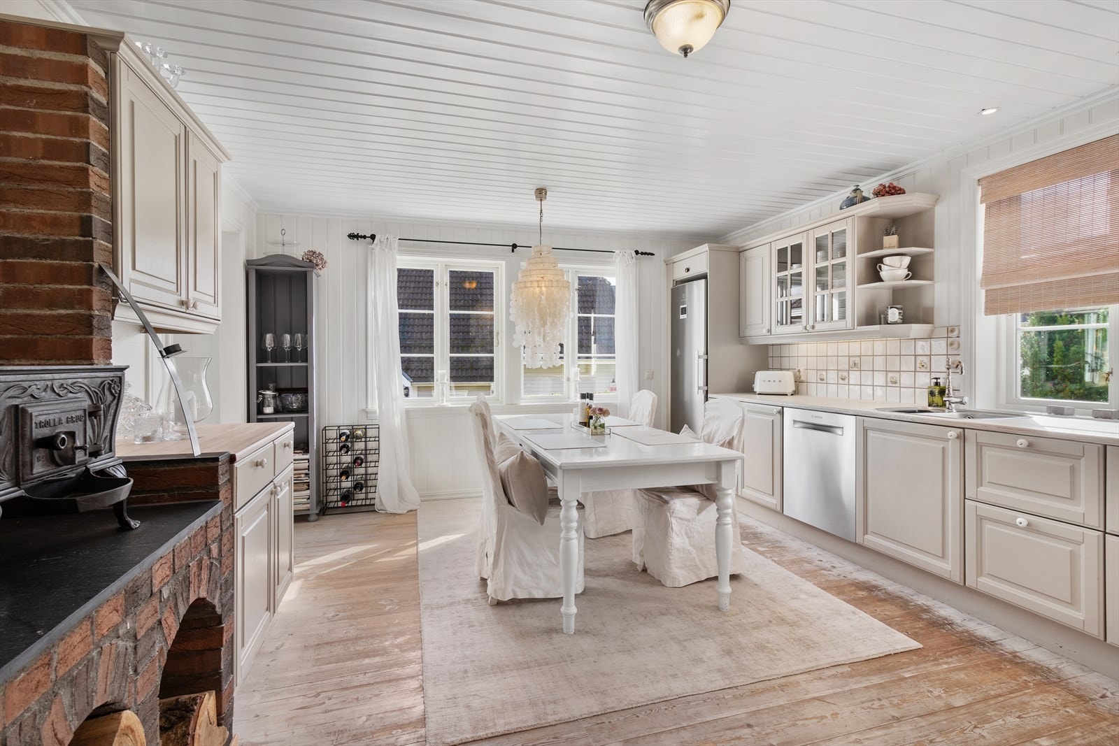 Klassisk kjøkken med rikelig skapplass og heltre benkeplate. Galleribilde