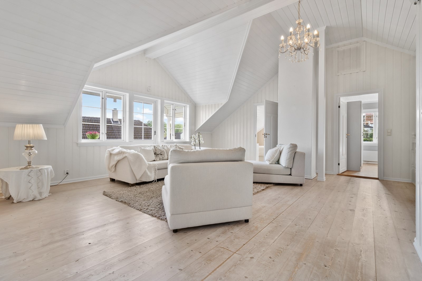 Fra loftstuen er det utgang til en balkong. Galleribilde