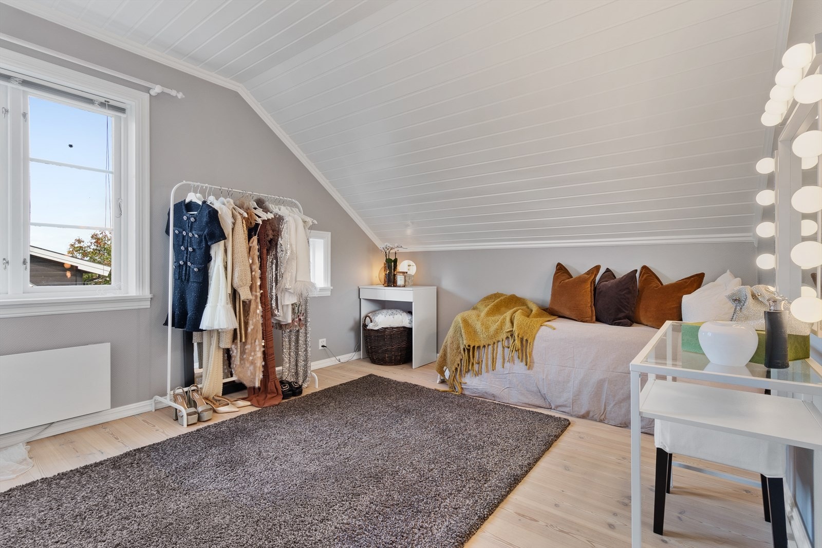 Soverom 2 - lyst og romslig med skråhimling som gir karakter. Galleribilde