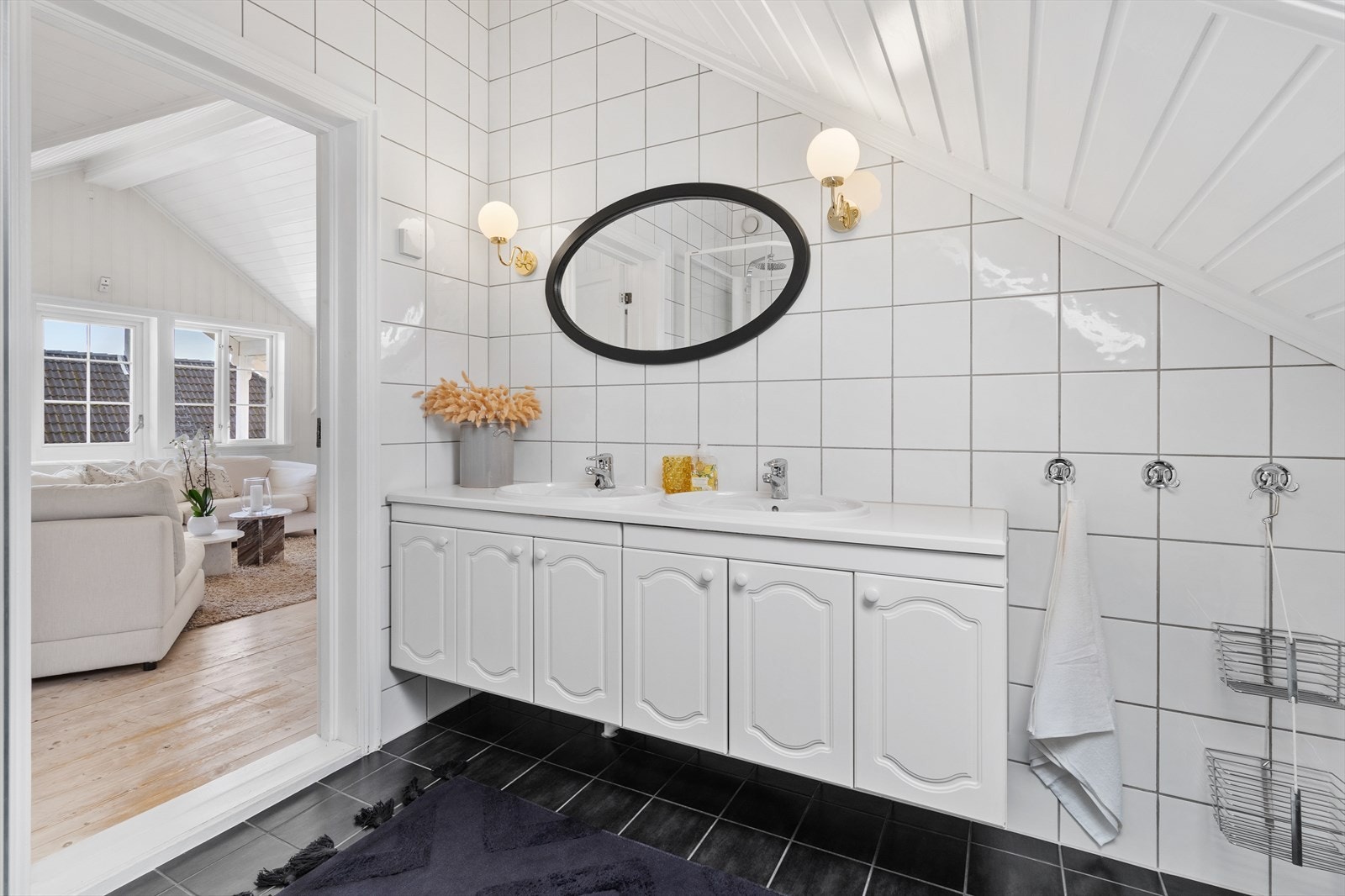 Helfliset bad i 2. etasje med dobbel servant og moderne innredning. Galleribilde