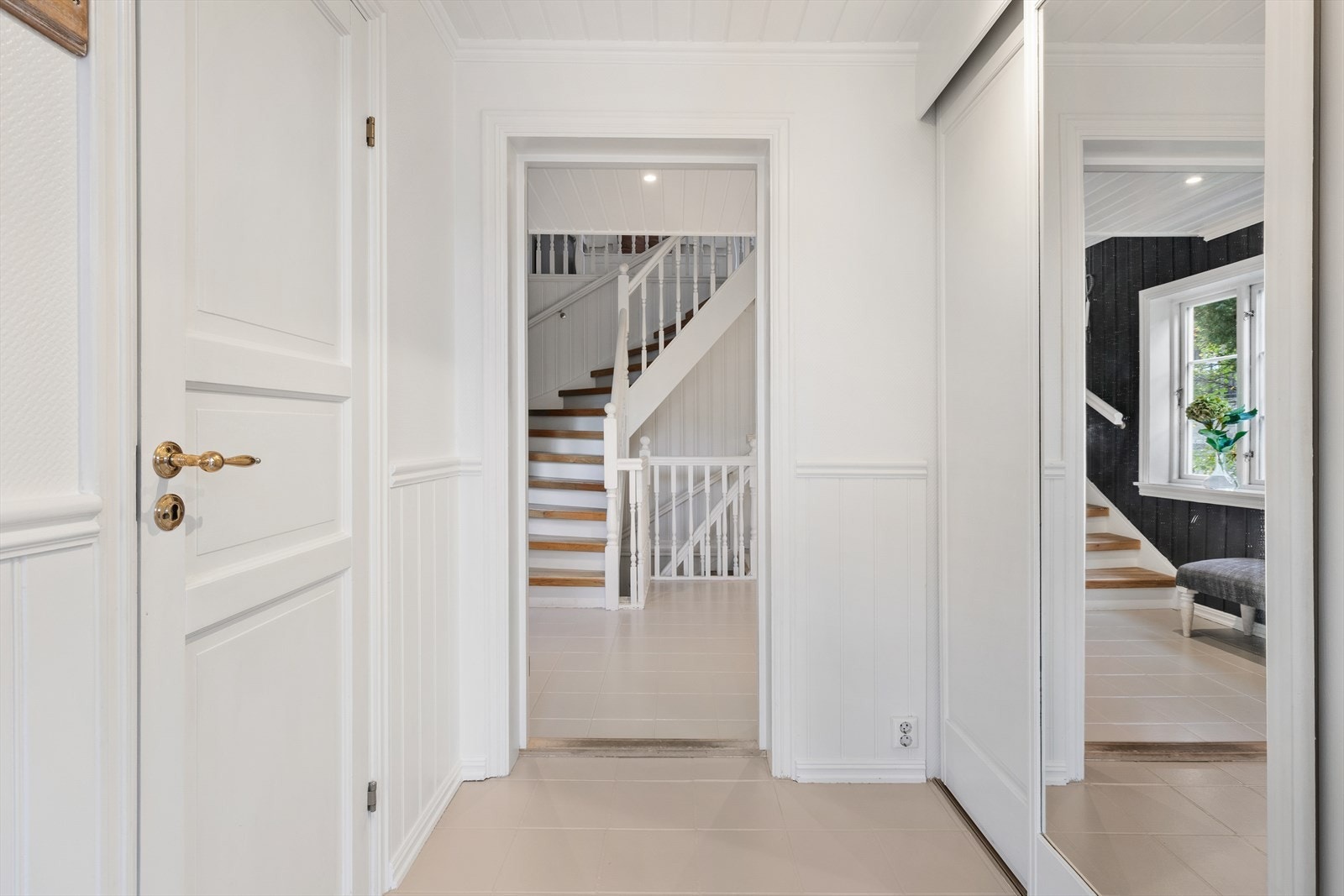 Lys og innbydende entre med skyvedørsgarderobe og WC. Galleribilde