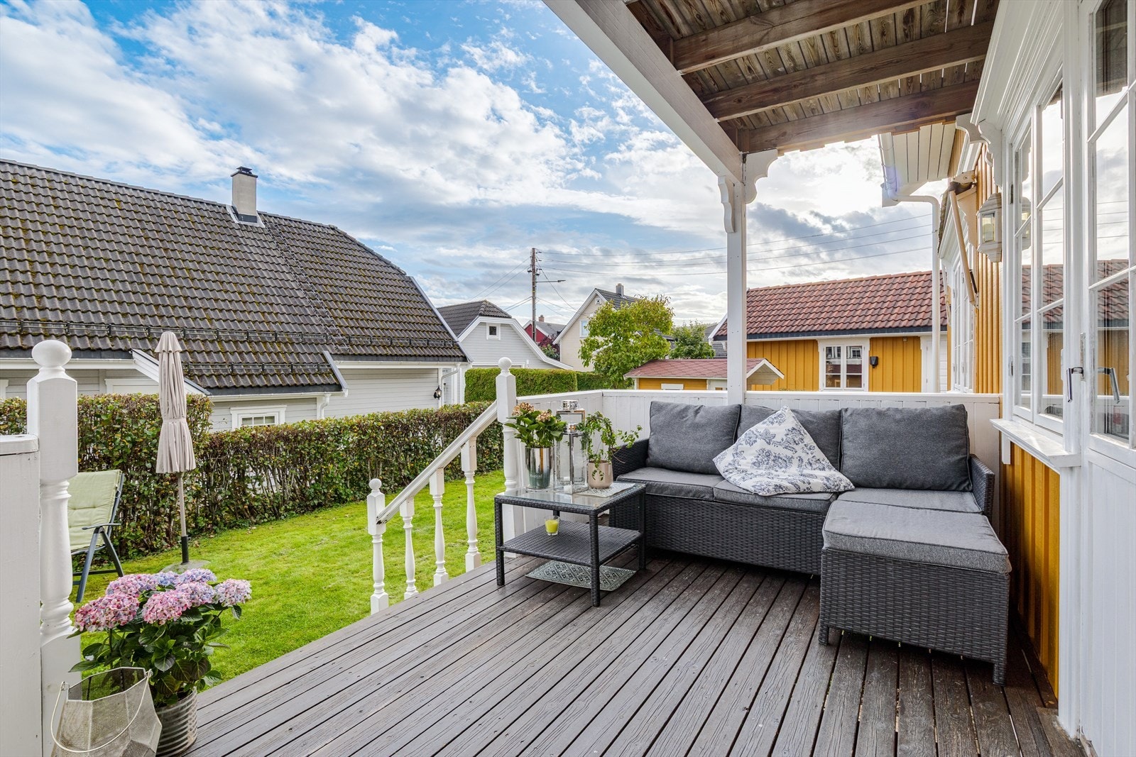 Terrasse med gode solforhold og plass til sittegruppe. Galleribilde