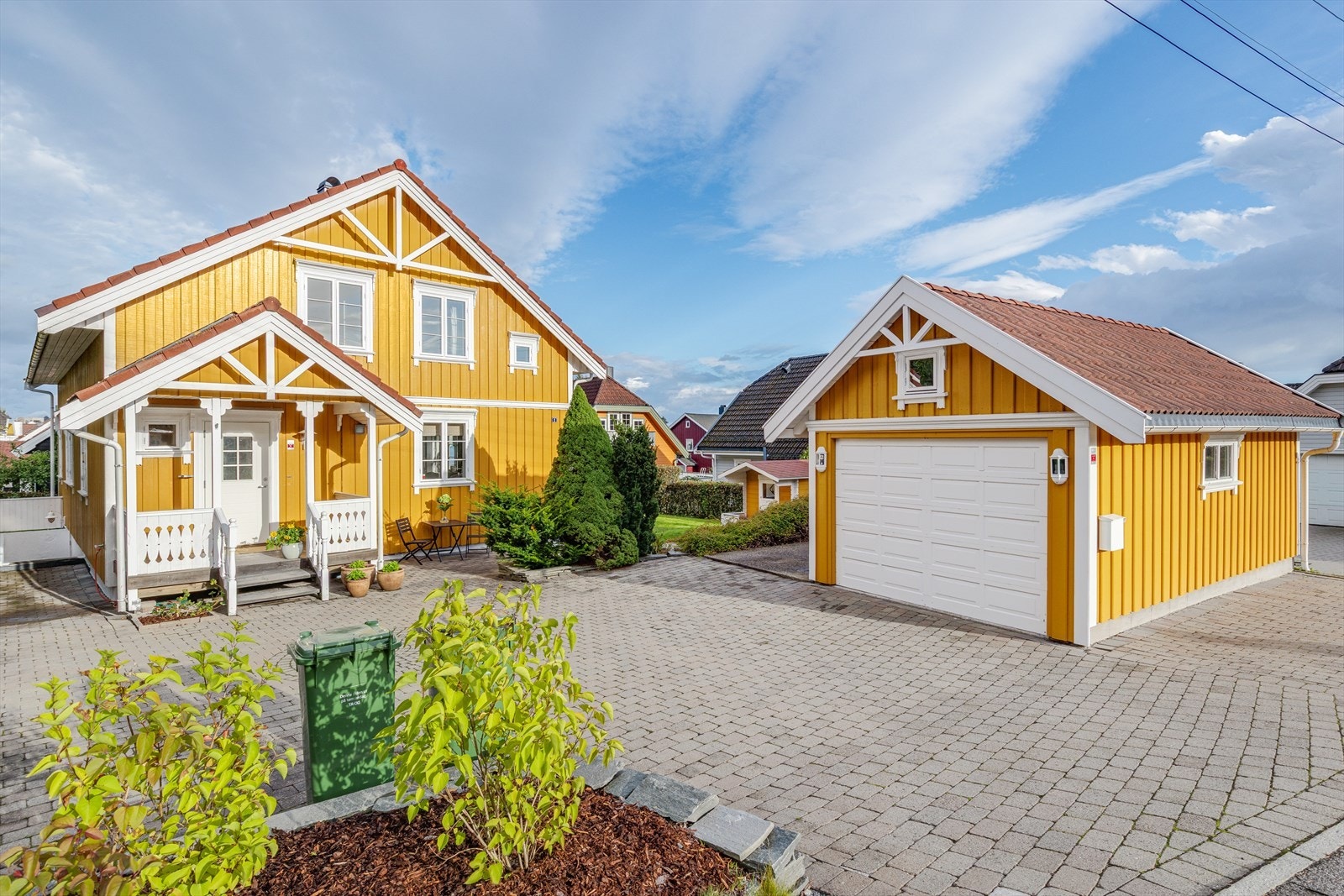 Flott familiebolig med stor gårdsplass, garasje med el-lader, skjermet hage og solrike uteplasser. Galleribilde