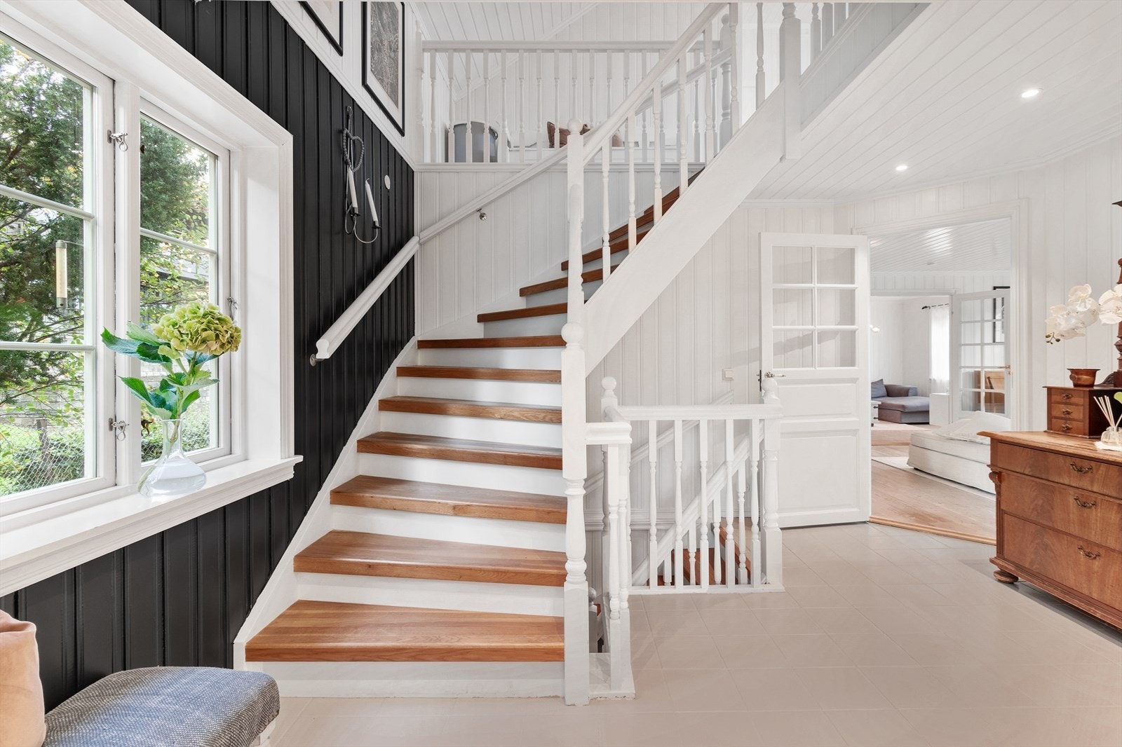 Hallen oppleves lys og luftig med en generøs takhøyde. Galleribilde