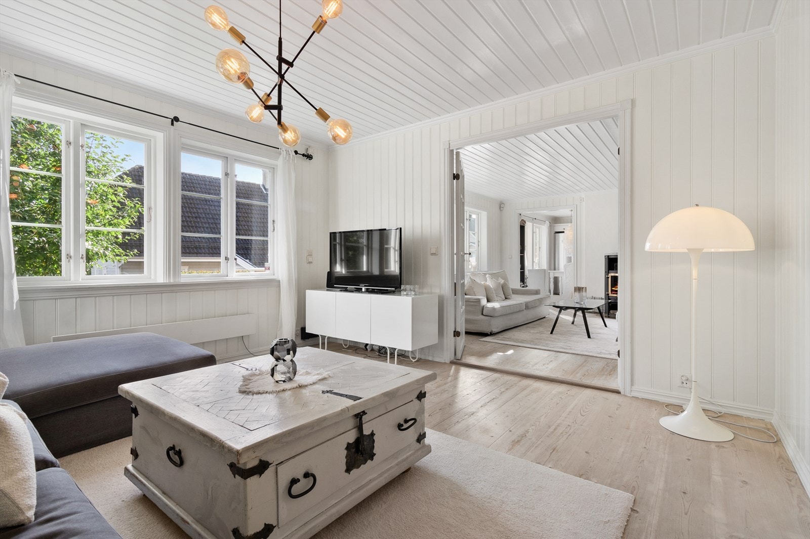 TV-stue med store vinduer som slipper inn godt med naturlig lys. Galleribilde