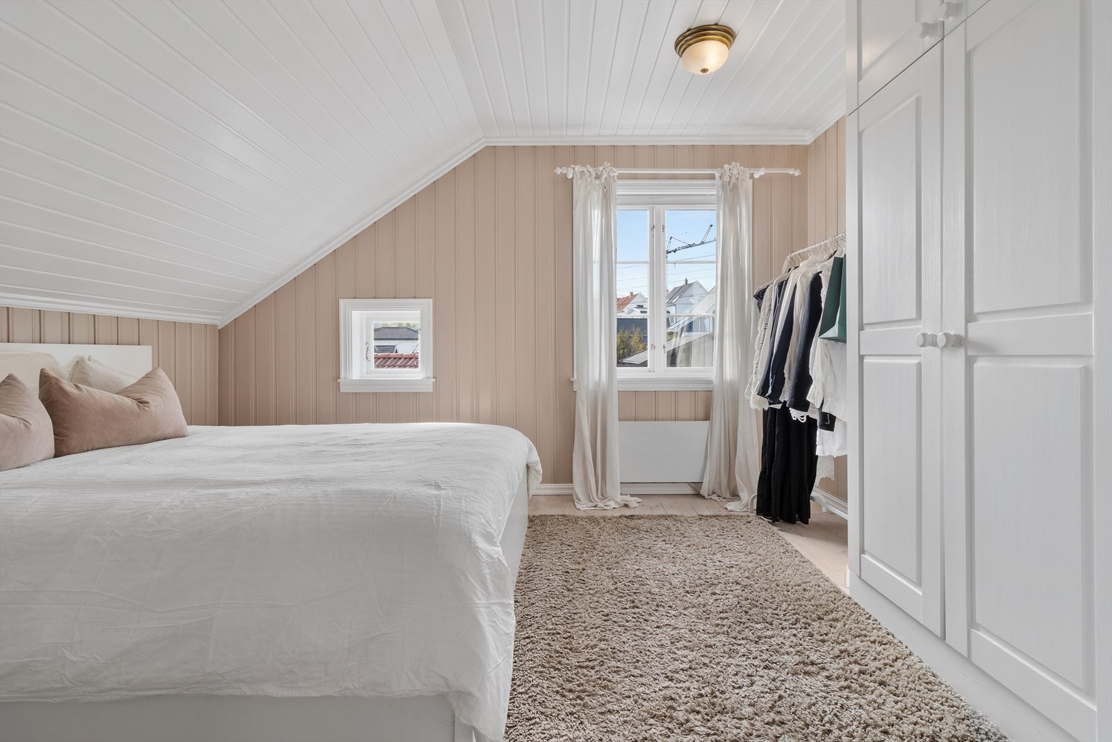 Hovedsoverom med god plass til dobbeltseng og garderobeskap. Galleribilde