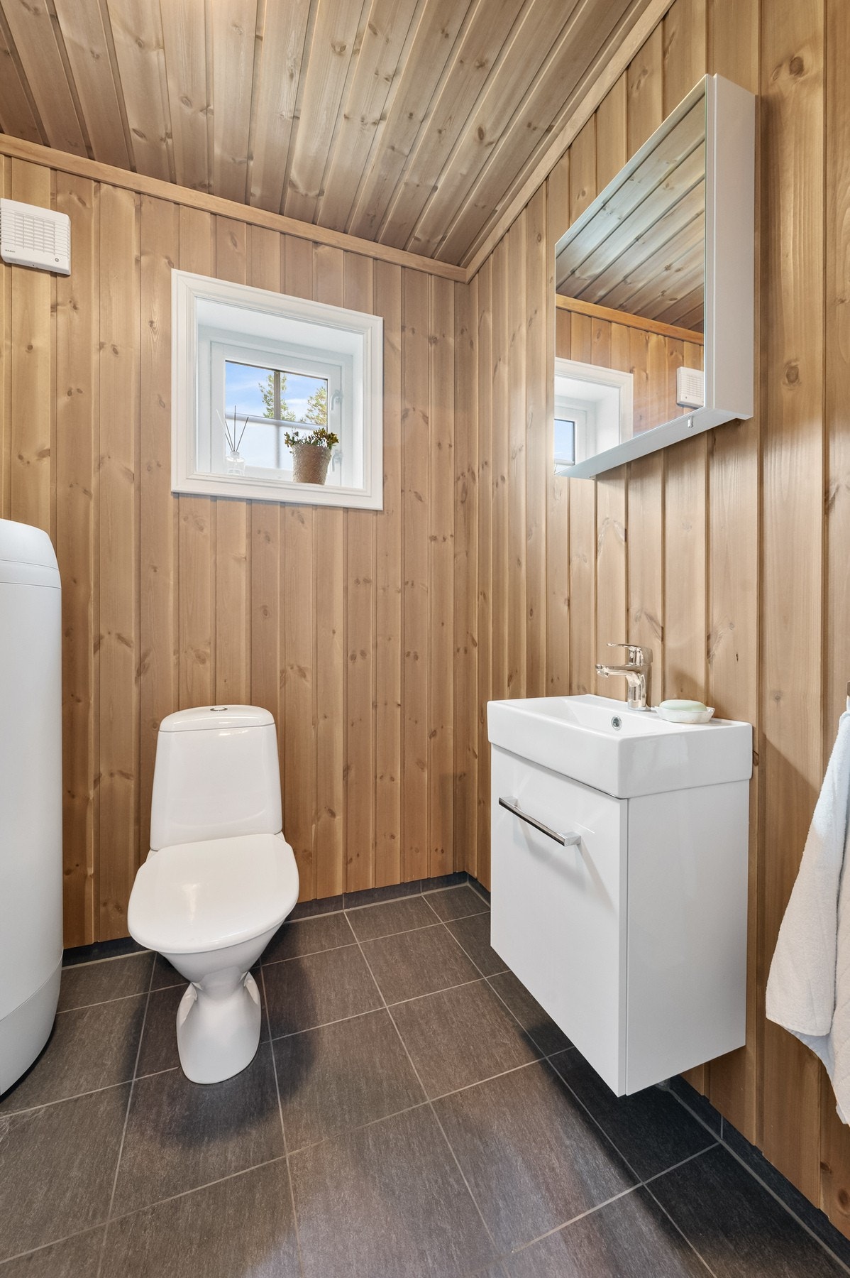 Praktisk toalettrom med varmekabler i gulv, servant og toalett. Galleribilde