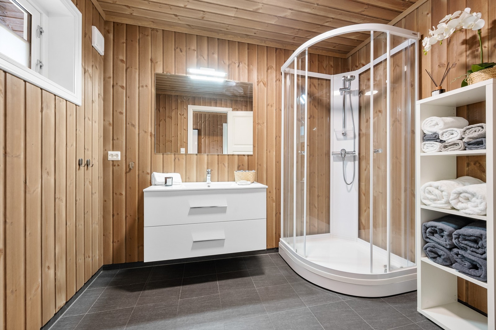 Romslig baderom med fliser på gulv med varmekabler for ekstra komfort. Galleribilde