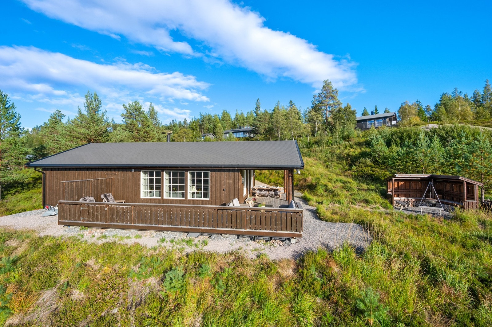 Hytta ligger i Vedlausfjell hyttefelt på Skåli, ca. 3,5 km fra Felle sentrum Galleribilde