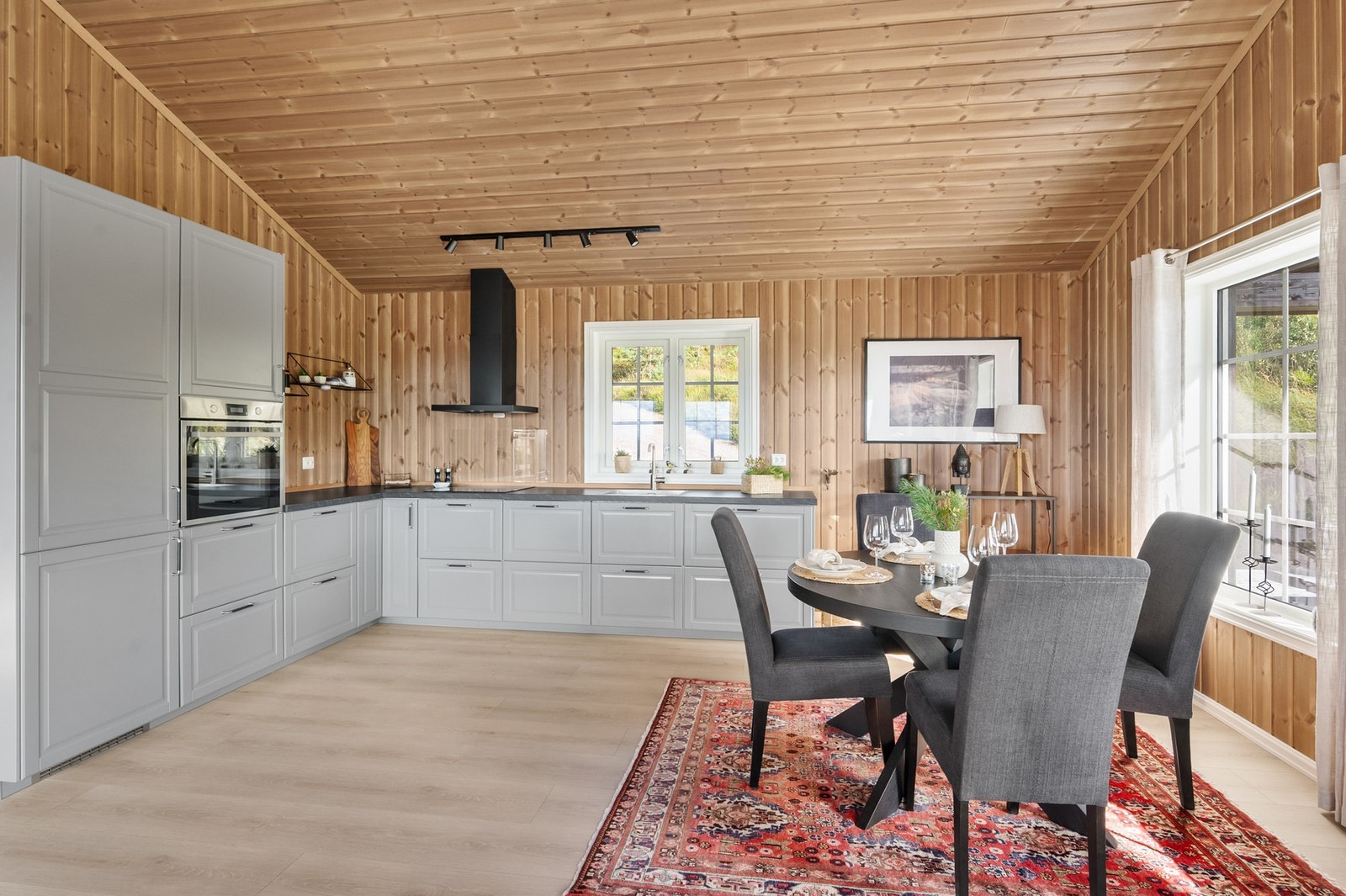 Lekker kjøkken fra Ikea med god skap og benkeplass. Galleribilde