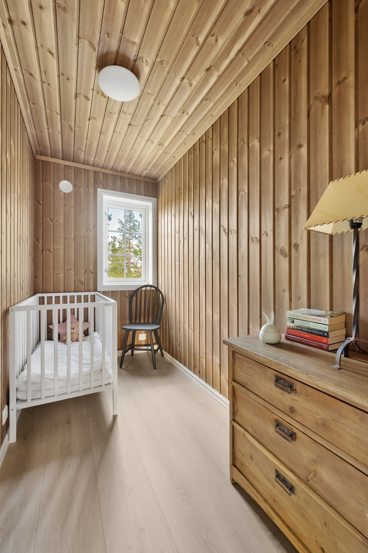 Bod med god lagringskapasitet. Rommet har vært brukt til overnatting. Galleribilde