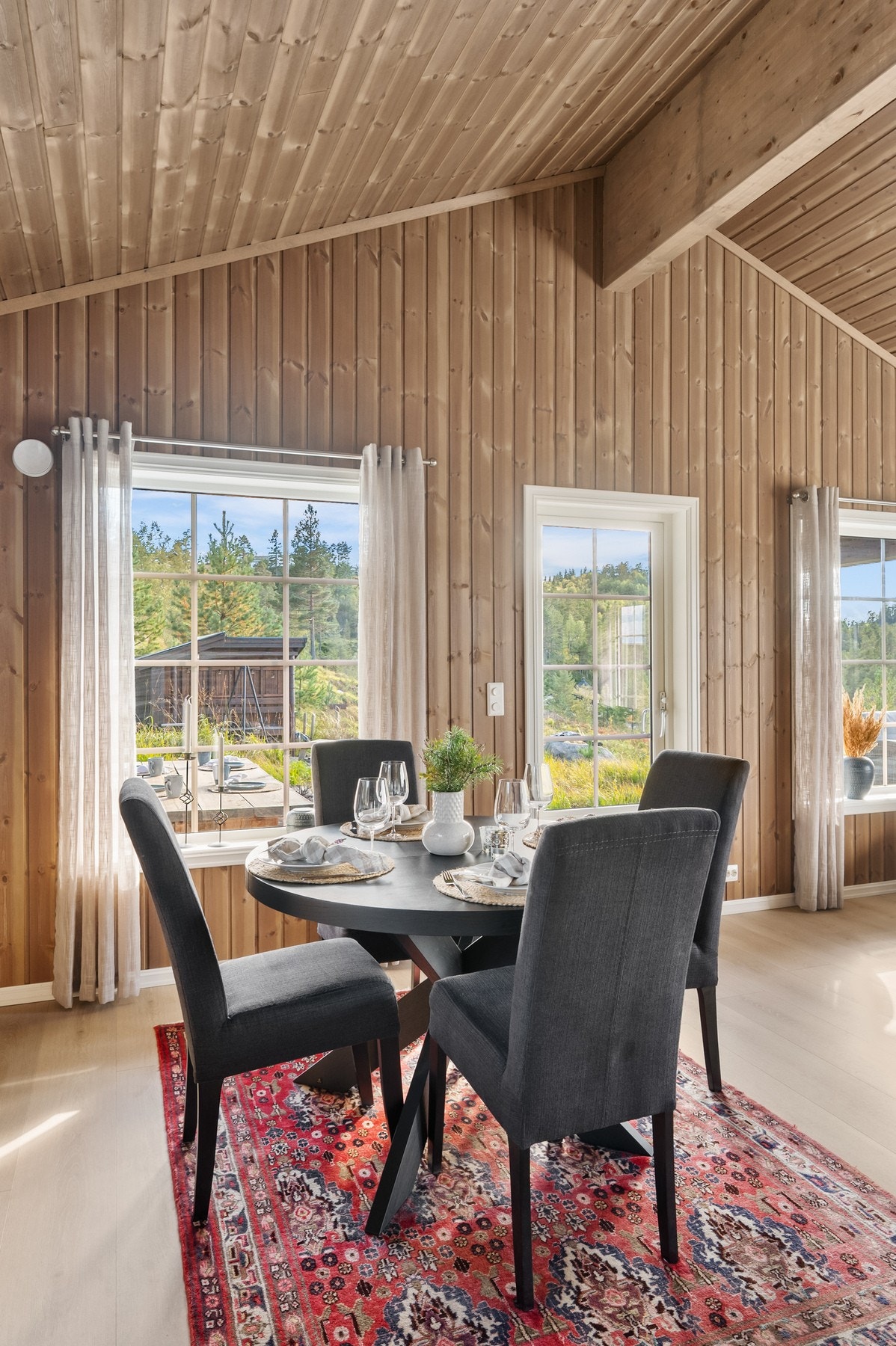 God plass til spisegruppe, her kan man nyte hyggelig måltider med godt selskap. Galleribilde